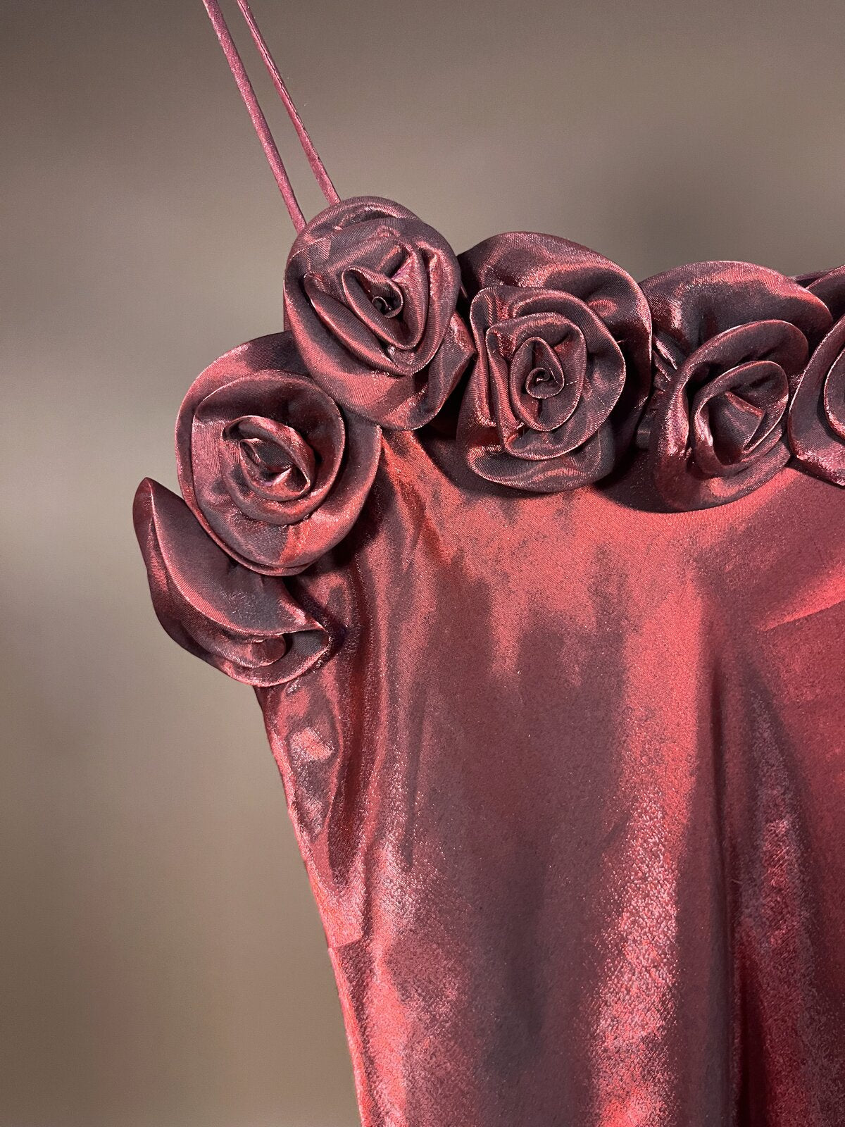 039 Bordeaux Satijnen Jurk met Rozen Detail