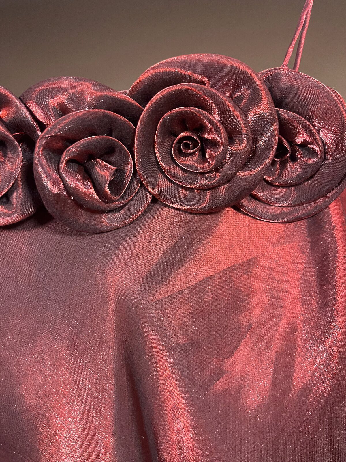 039 Bordeaux Satijnen Jurk met Rozen Detail