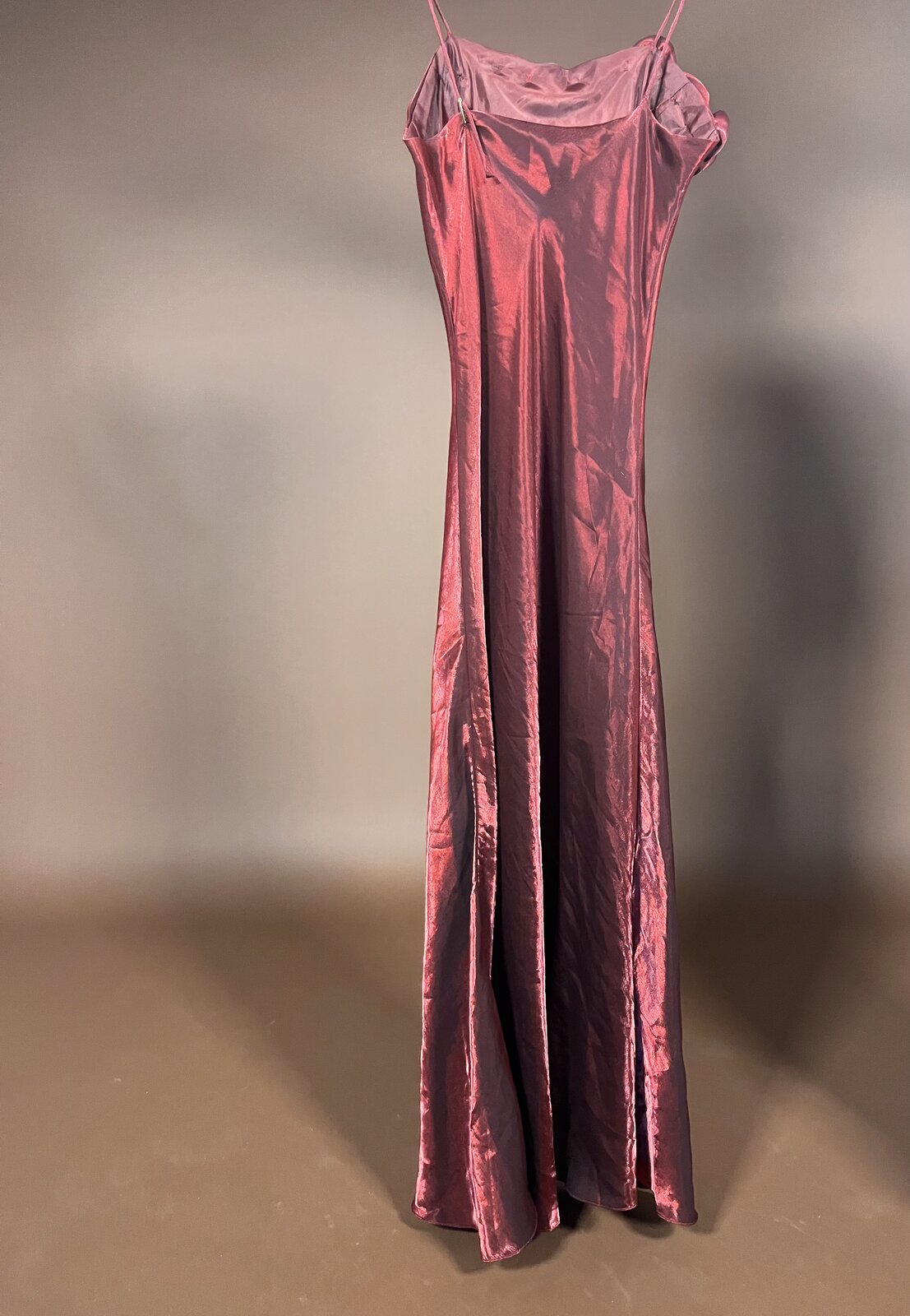 039 Bordeaux Satijnen Jurk met Rozen Detail