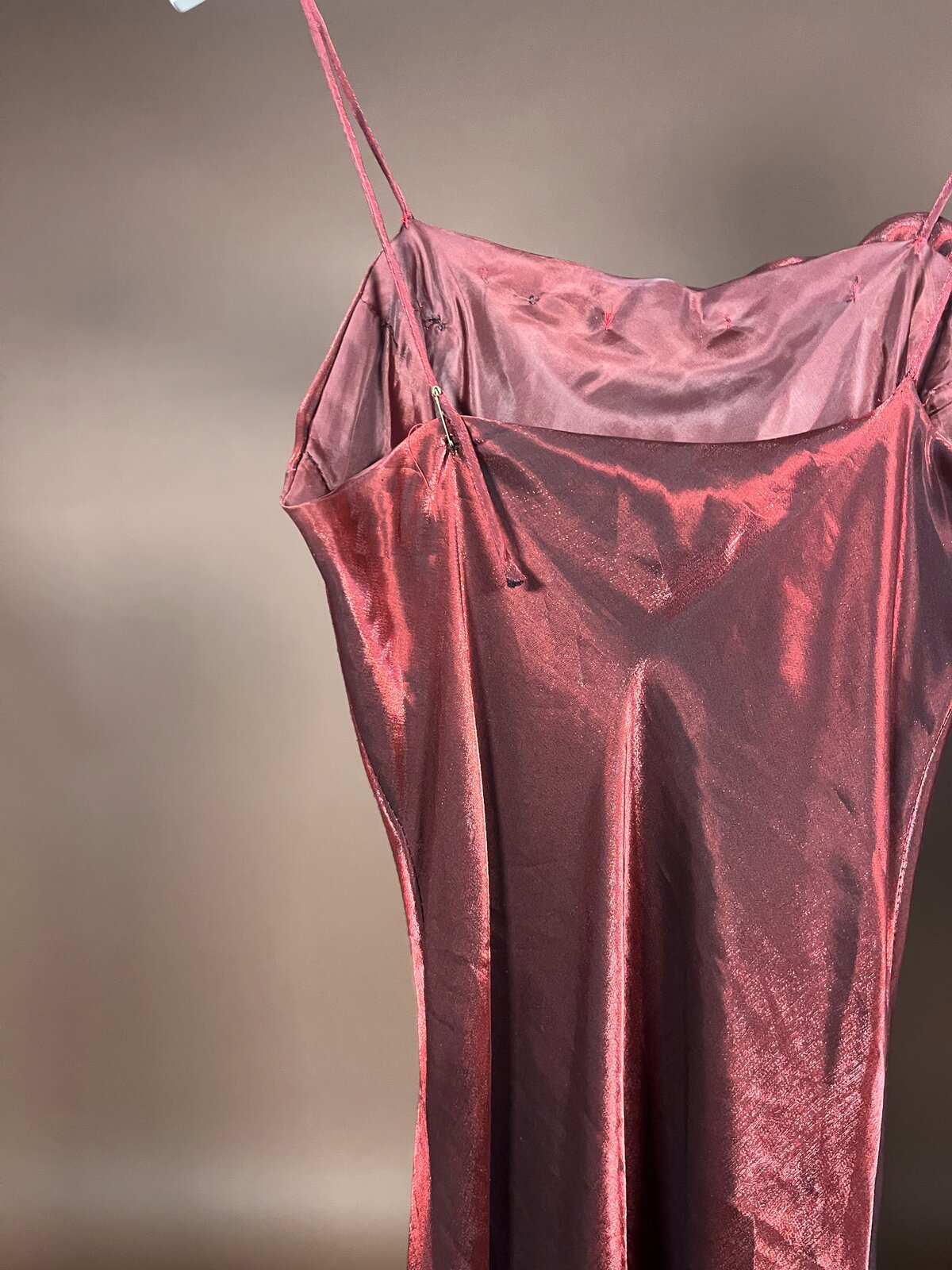 039 Bordeaux Satijnen Jurk met Rozen Detail