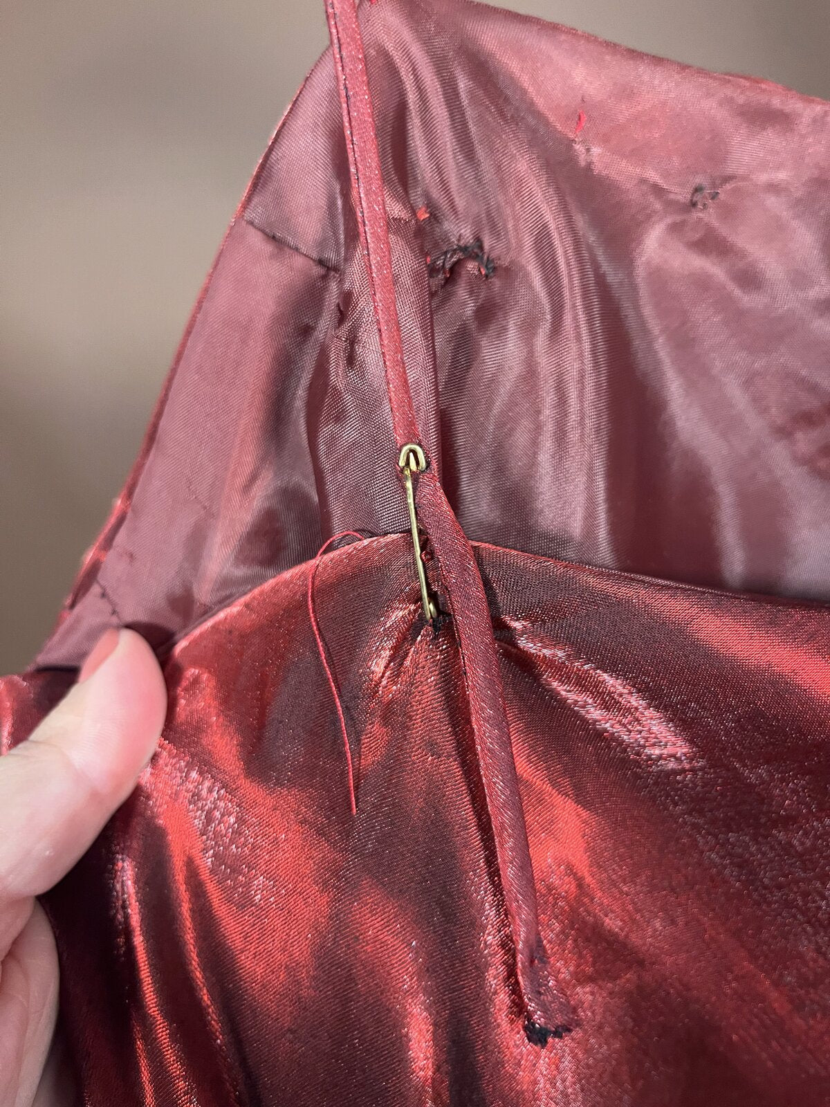 039 Bordeaux Satijnen Jurk met Rozen Detail