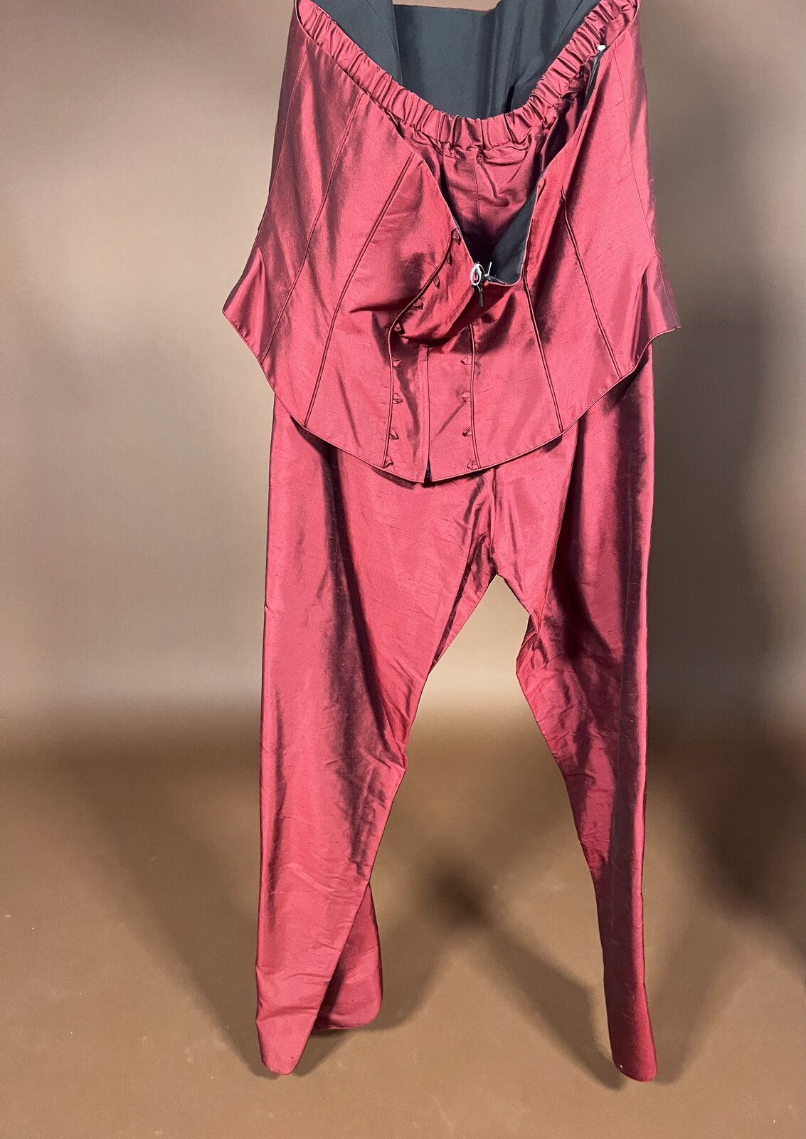 040 Wijnrode Glanzende Jumpsuit met Wijde Pijpen
