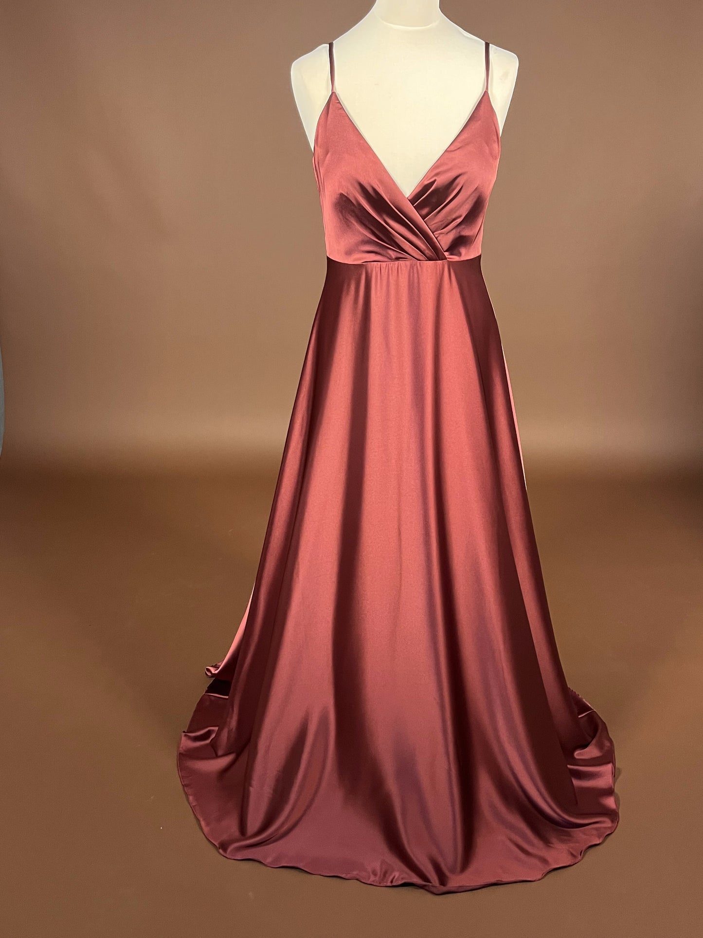048 Roestbruine Satijnen Maxi-jurk met Wikkellook – Jake's Cocktail