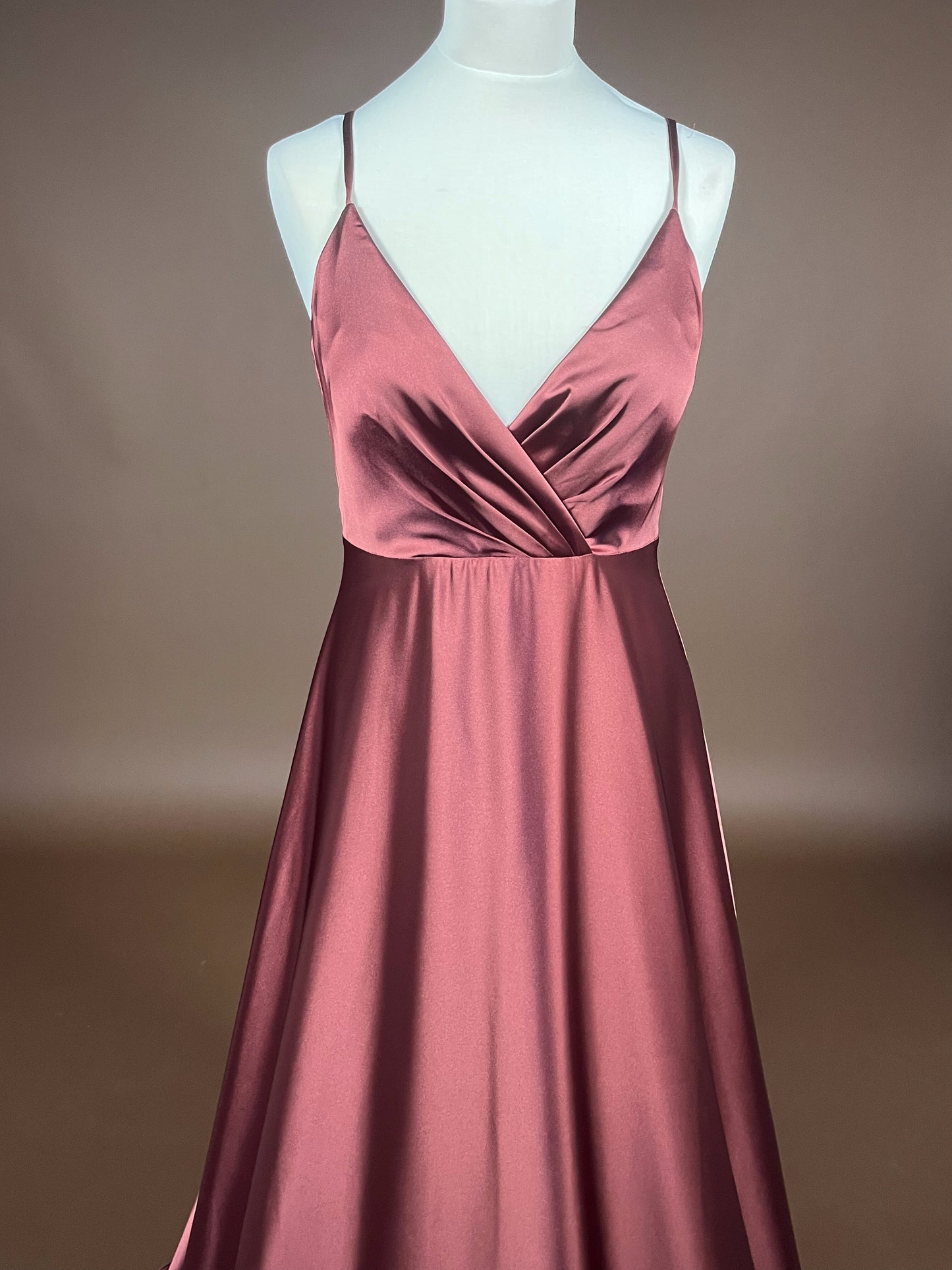 048 Roestbruine Satijnen Maxi-jurk met Wikkellook – Jake's Cocktail