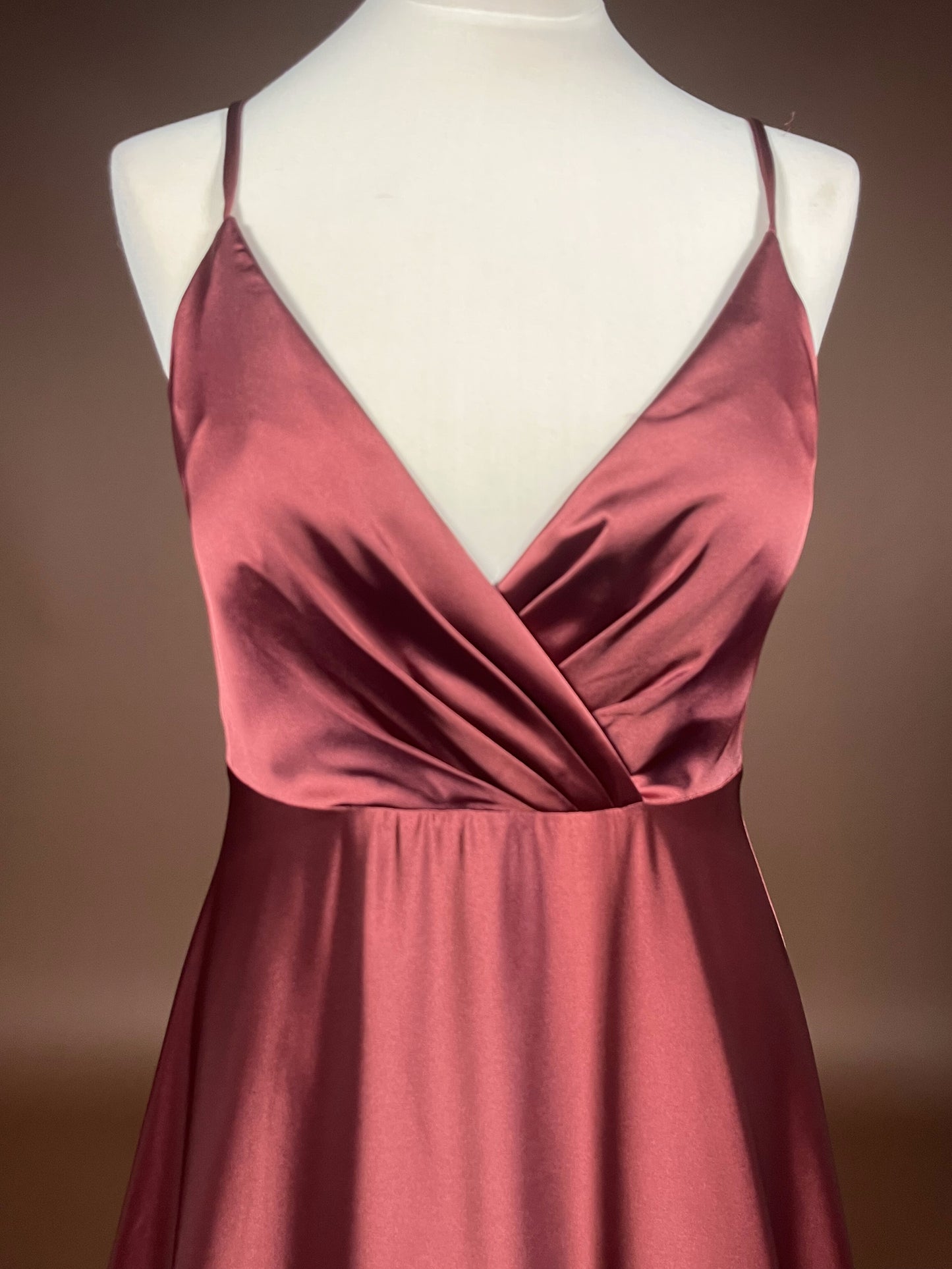 048 Roestbruine Satijnen Maxi-jurk met Wikkellook – Jake's Cocktail