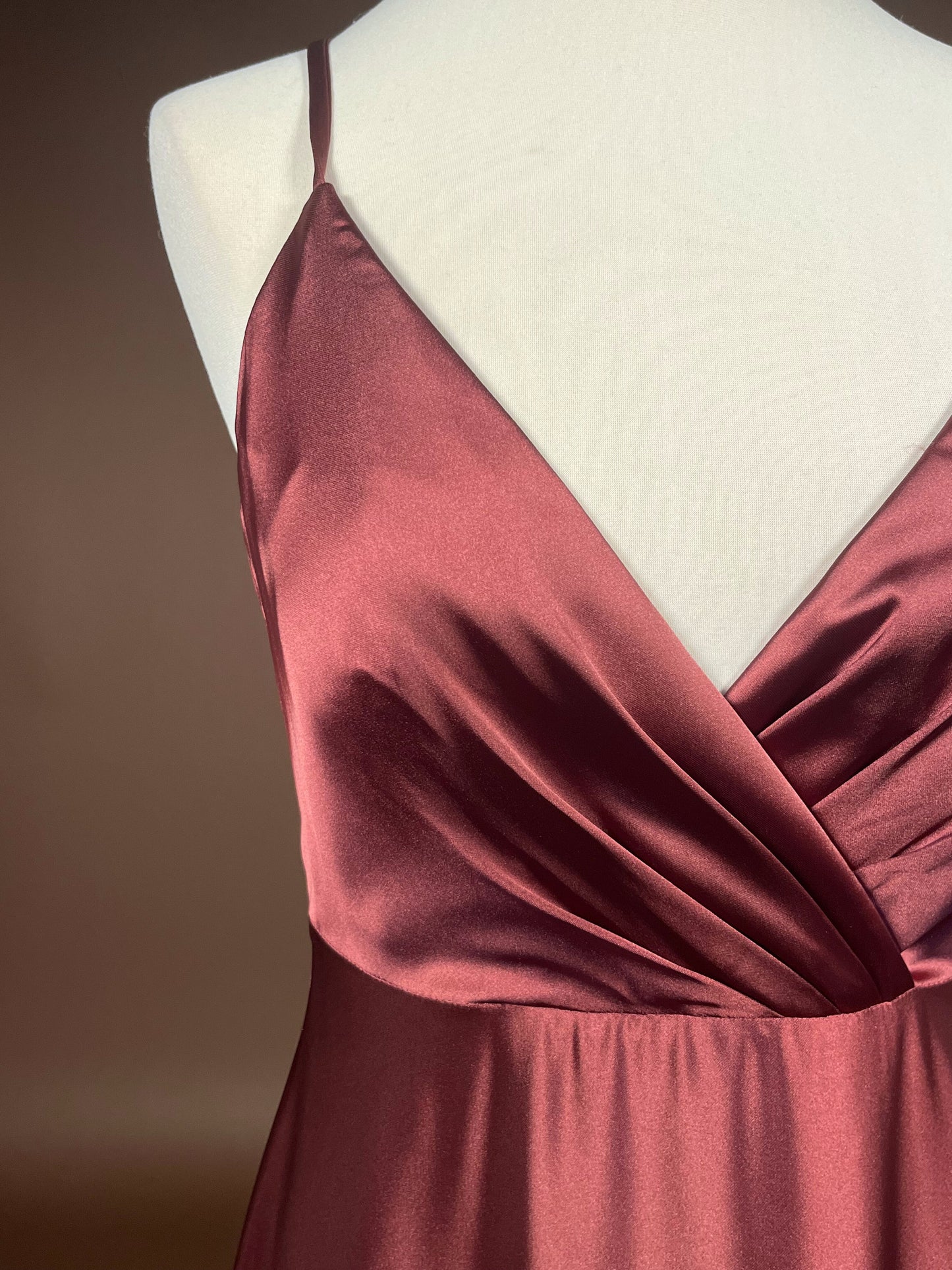 048 Roestbruine Satijnen Maxi-jurk met Wikkellook – Jake's Cocktail