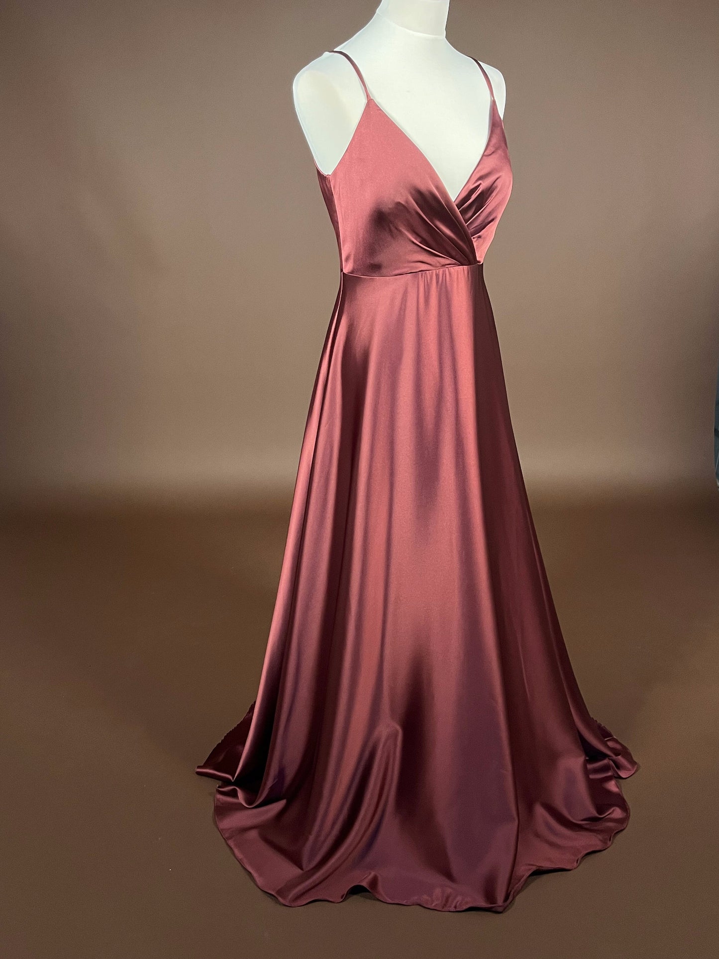 048 Roestbruine Satijnen Maxi-jurk met Wikkellook – Jake's Cocktail