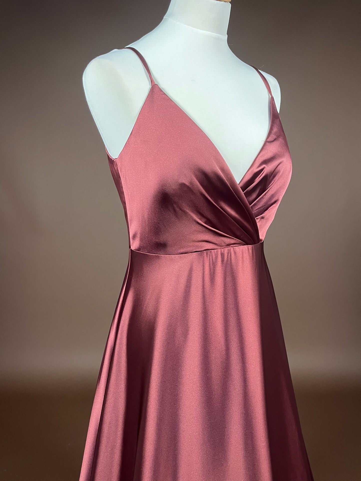 048 Roestbruine Satijnen Maxi-jurk met Wikkellook – Jake's Cocktail