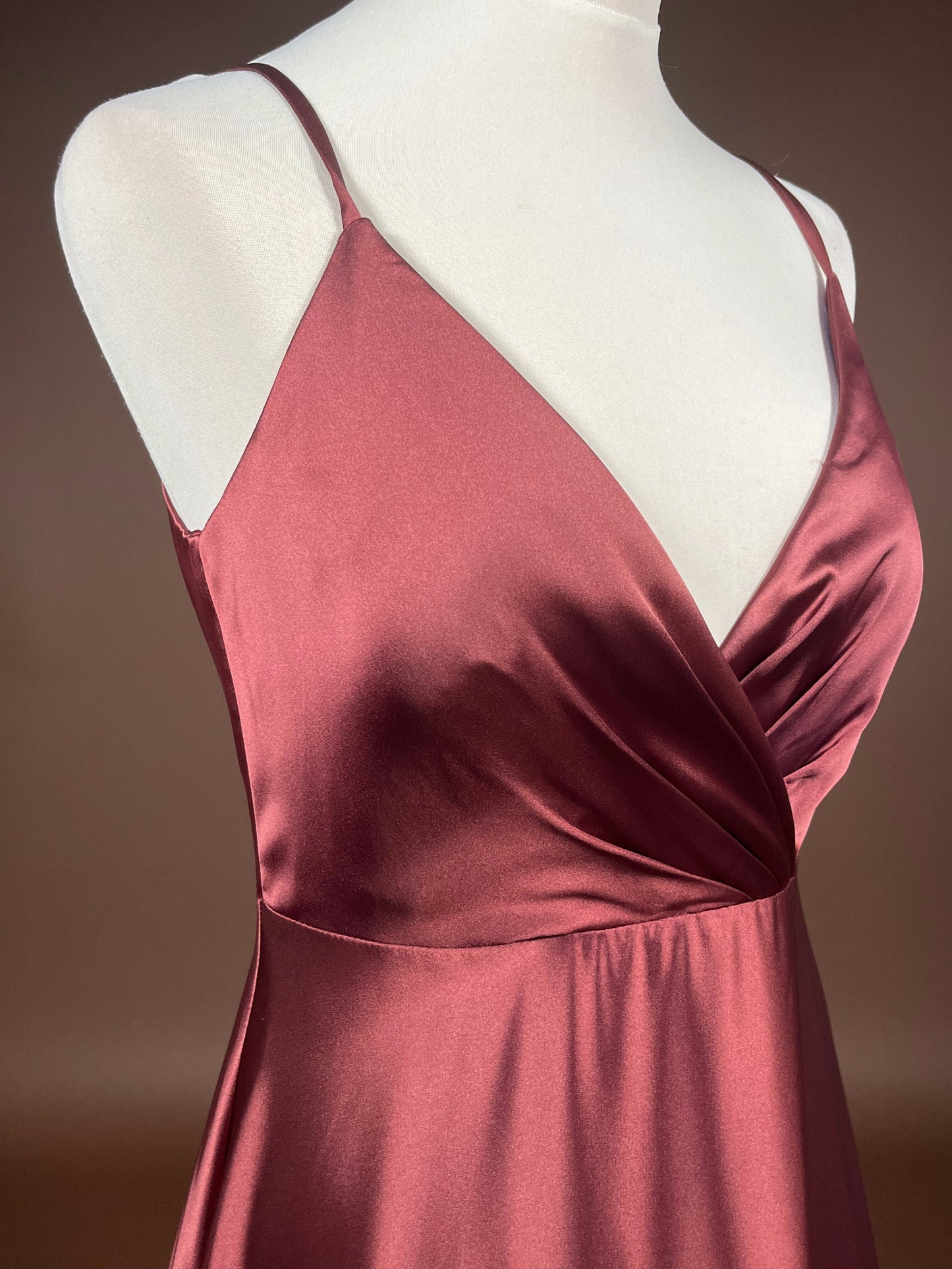 048 Roestbruine Satijnen Maxi-jurk met Wikkellook – Jake's Cocktail