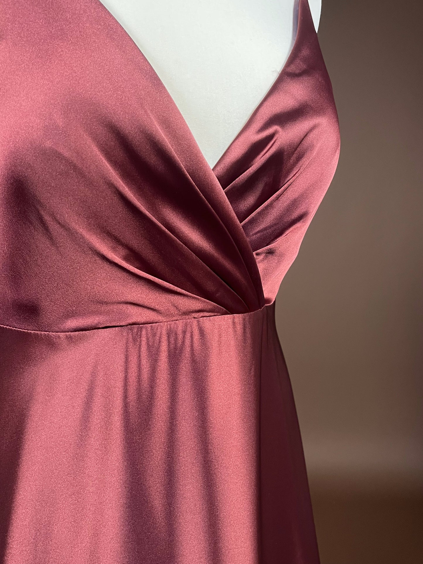 048 Roestbruine Satijnen Maxi-jurk met Wikkellook – Jake's Cocktail
