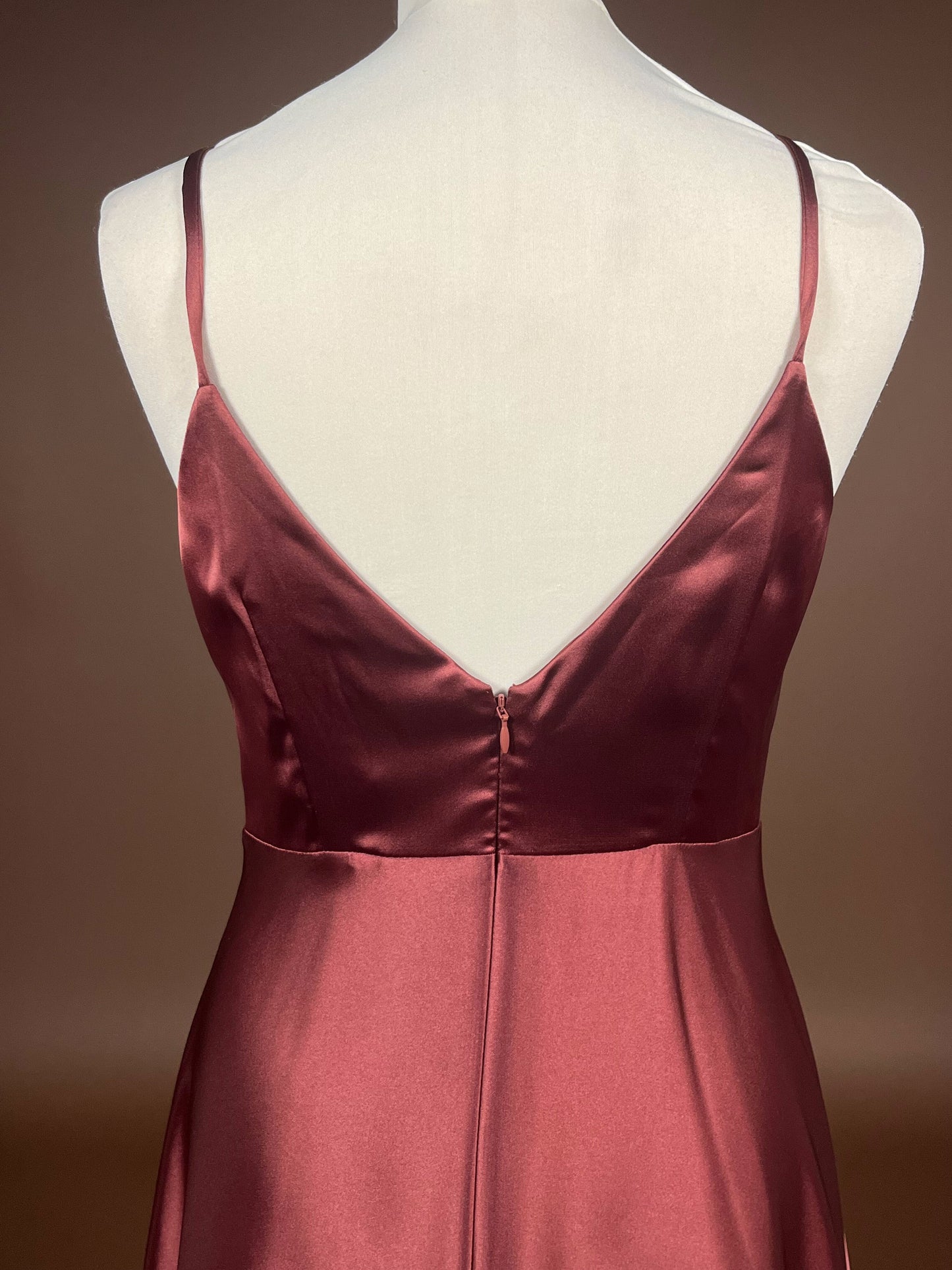 048 Roestbruine Satijnen Maxi-jurk met Wikkellook – Jake's Cocktail