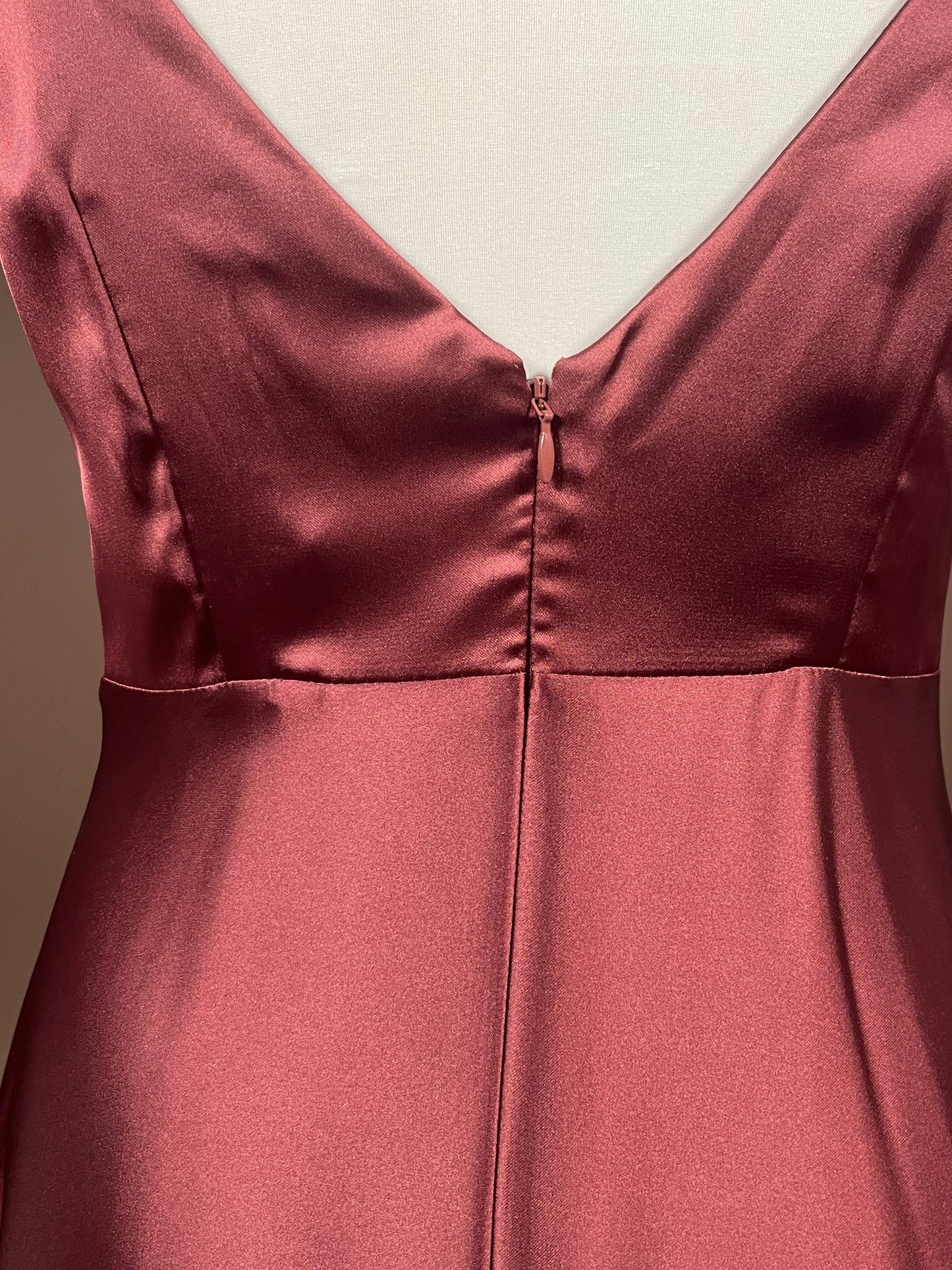 048 Roestbruine Satijnen Maxi-jurk met Wikkellook – Jake's Cocktail