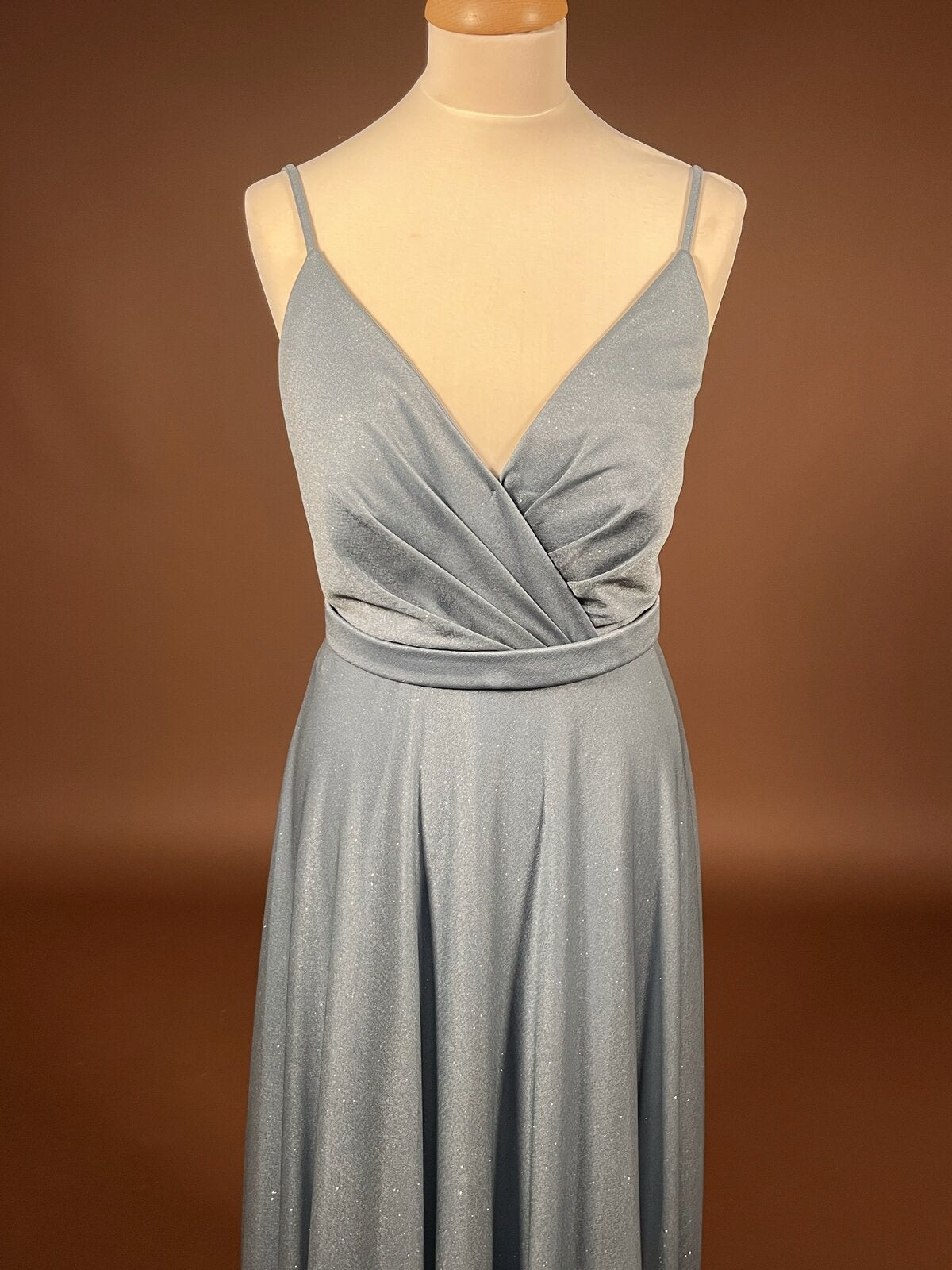 051 Dusty Blue Glitterjurk met Wikkeleffect – Jake's Cocktail