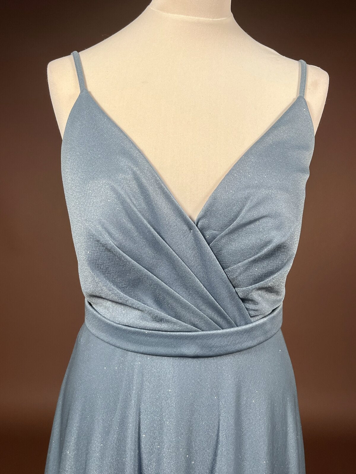 051 Dusty Blue Glitterjurk met Wikkeleffect – Jake's Cocktail