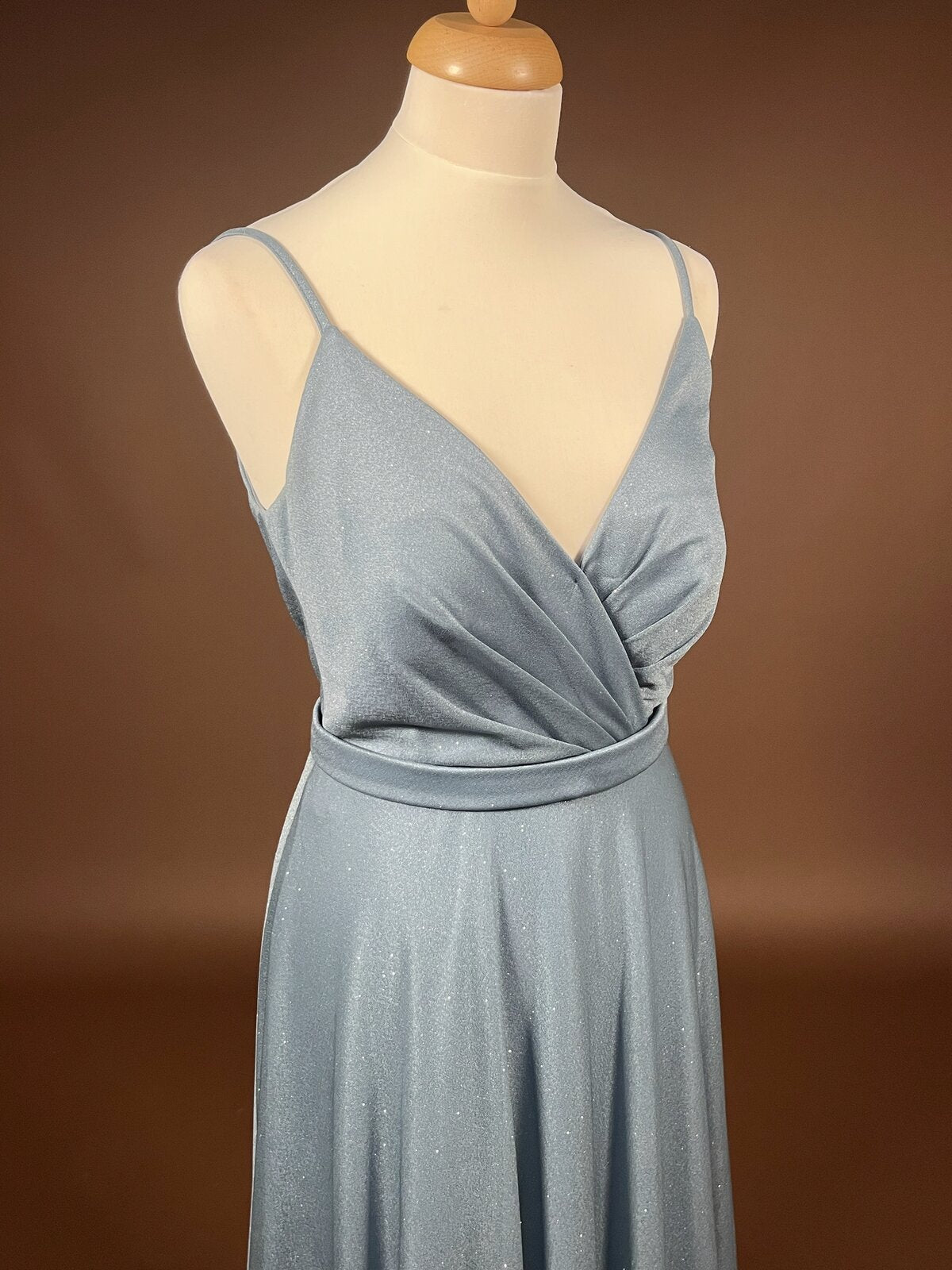 051 Dusty Blue Glitterjurk met Wikkeleffect – Jake's Cocktail
