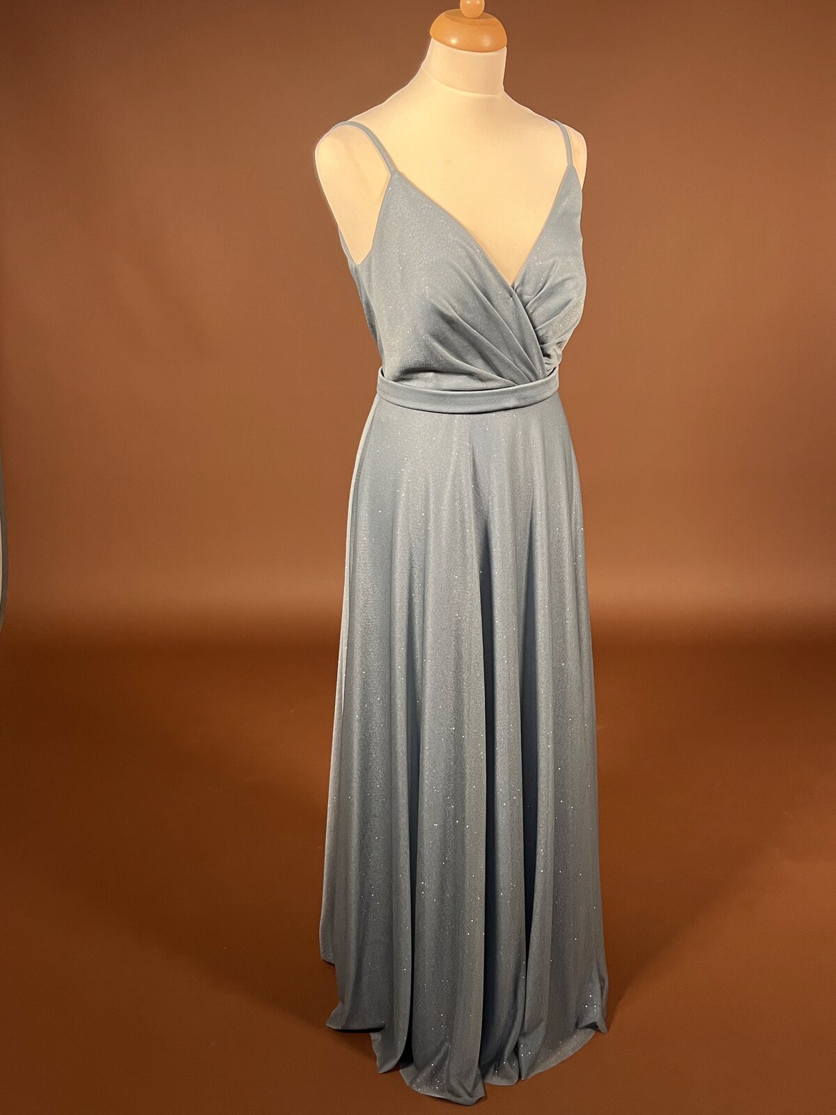 051 Dusty Blue Glitterjurk met Wikkeleffect – Jake's Cocktail
