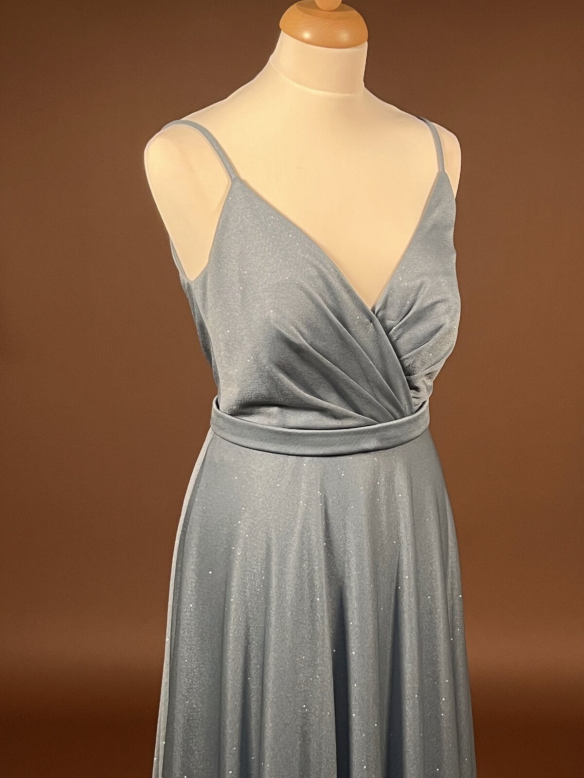 051 Dusty Blue Glitterjurk met Wikkeleffect – Jake's Cocktail