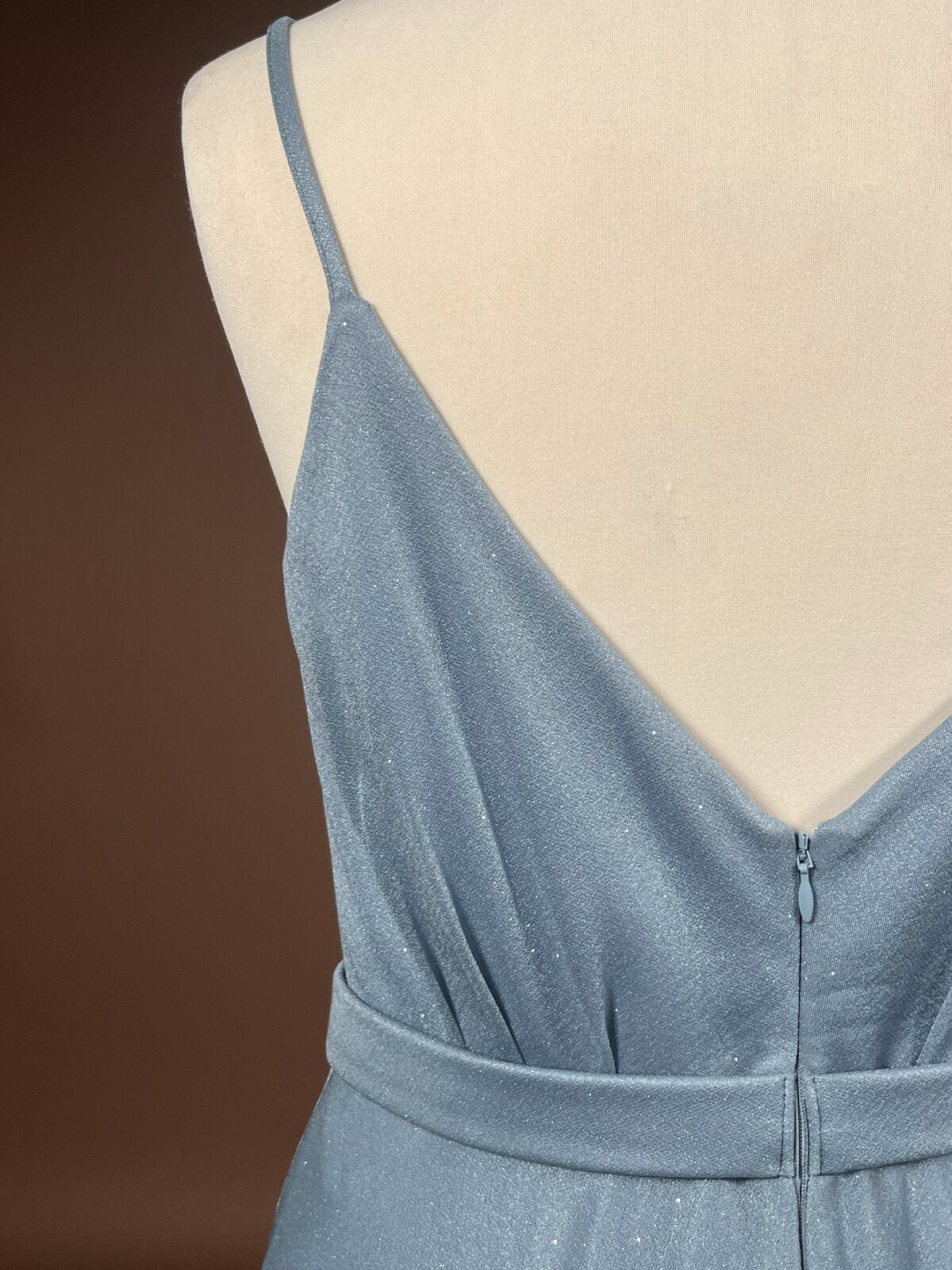 051 Dusty Blue Glitterjurk met Wikkeleffect – Jake's Cocktail