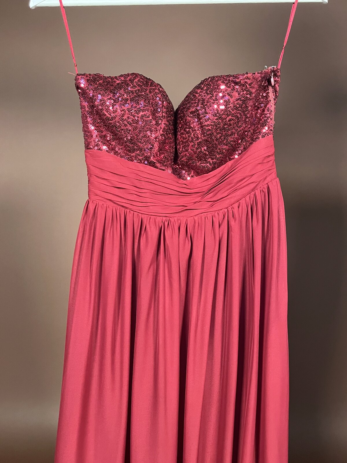 053 Bordeauxrode Galajurk met Pailletten Corsage – City Eve