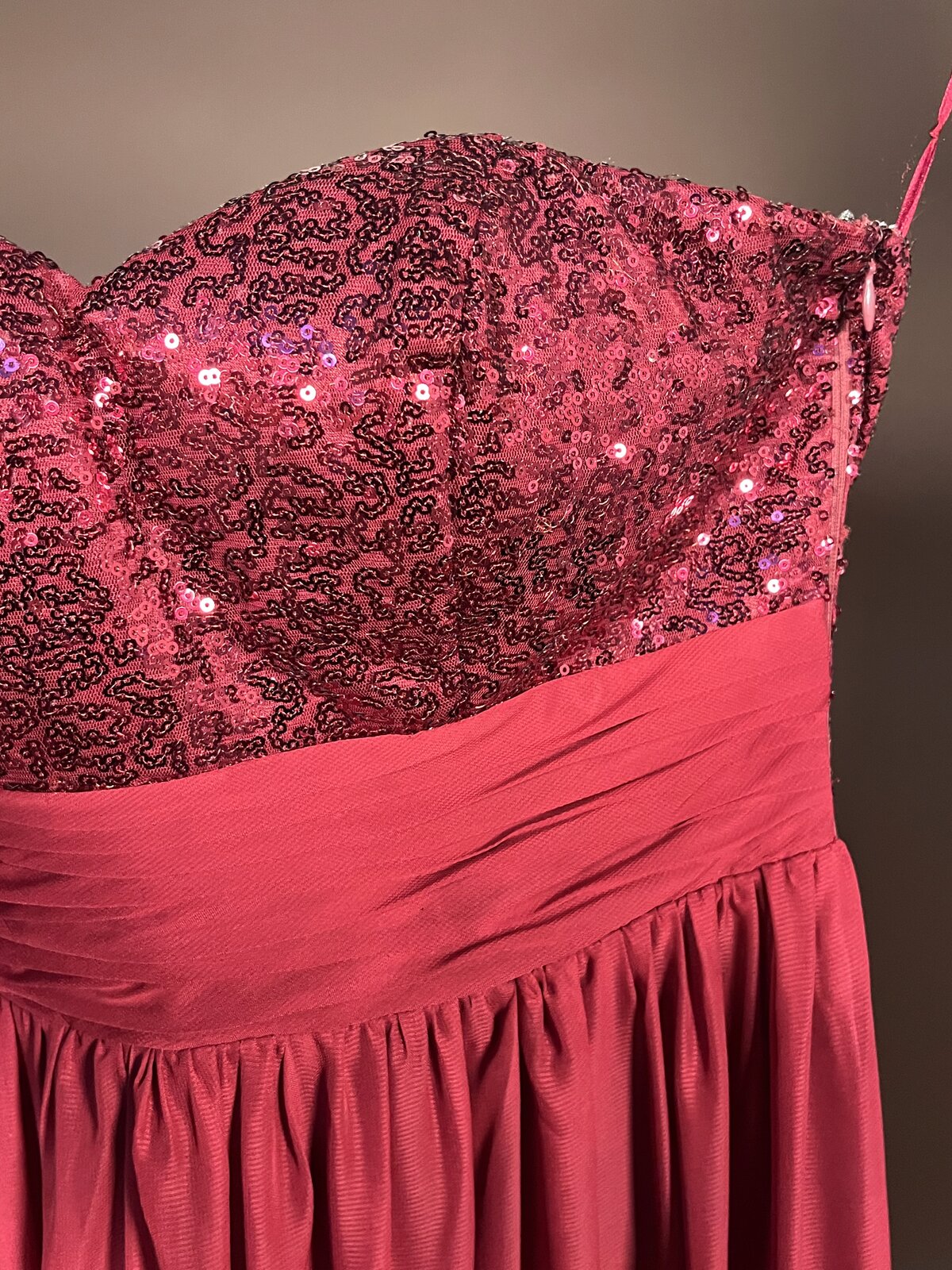 053 Bordeauxrode Galajurk met Pailletten Corsage – City Eve