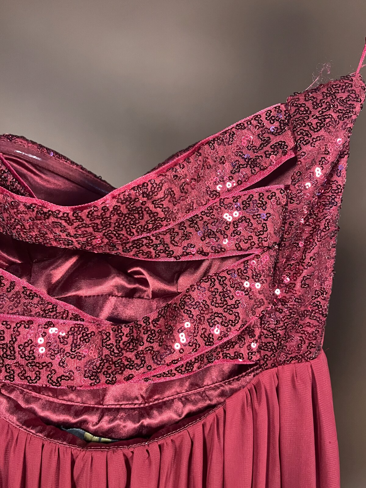 053 Bordeauxrode Galajurk met Pailletten Corsage – City Eve