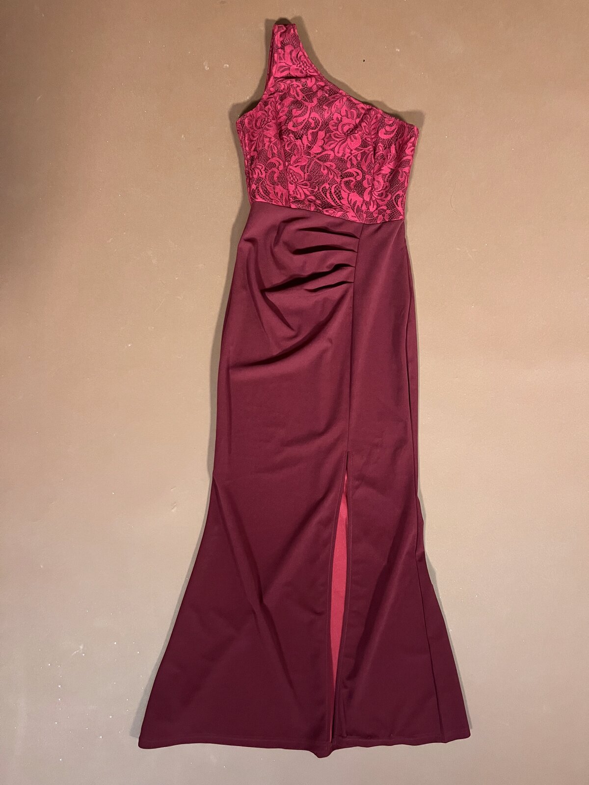 055 Bordeauxrode One-Shoulder Galajurk met Kant