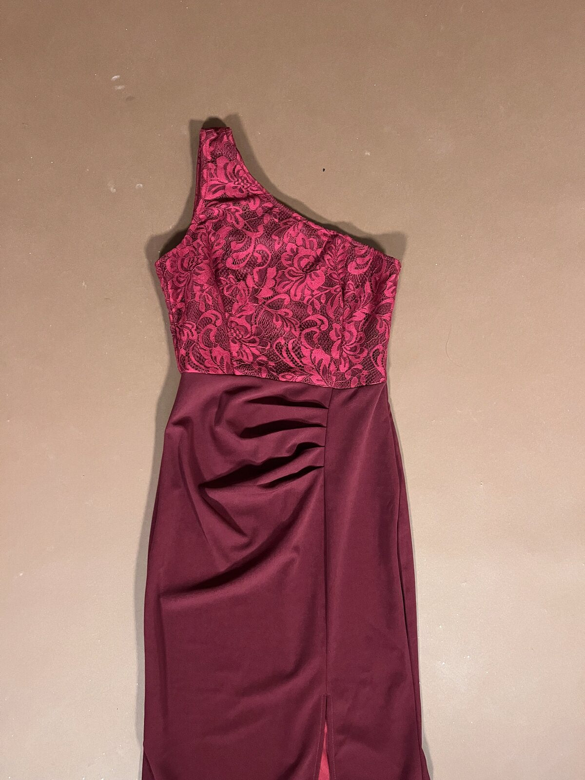 055 Bordeauxrode One-Shoulder Galajurk met Kant