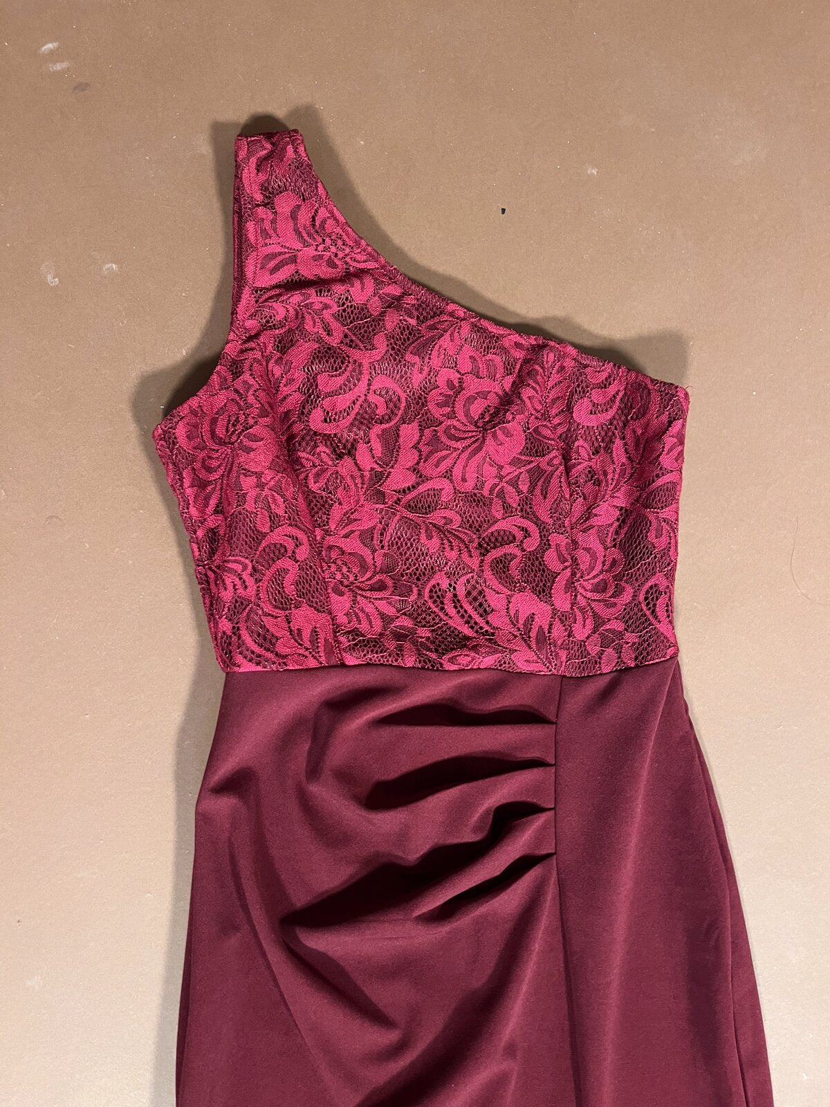 055 Bordeauxrode One-Shoulder Galajurk met Kant