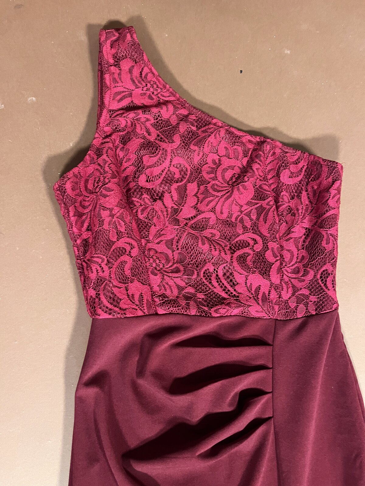 055 Bordeauxrode One-Shoulder Galajurk met Kant