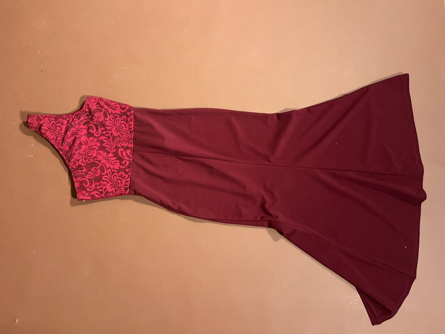 055 Bordeauxrode One-Shoulder Galajurk met Kant