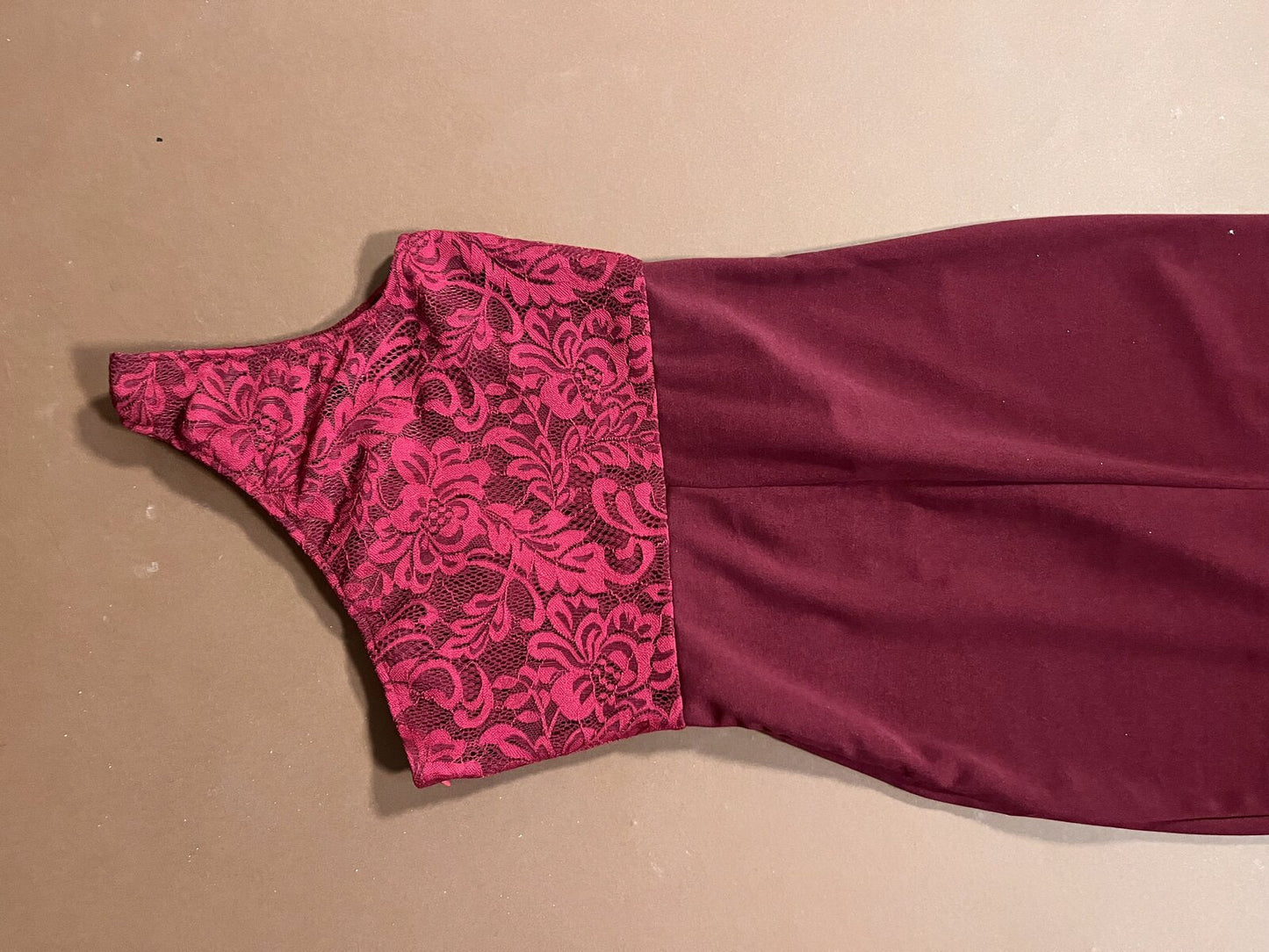055 Bordeauxrode One-Shoulder Galajurk met Kant