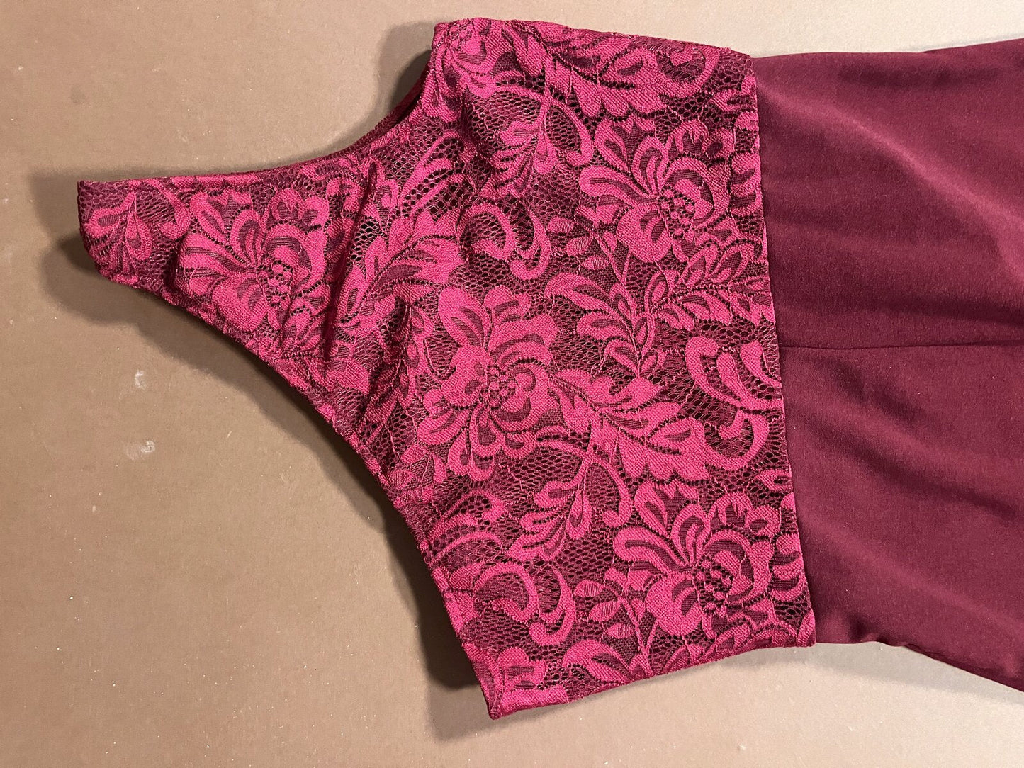 055 Bordeauxrode One-Shoulder Galajurk met Kant