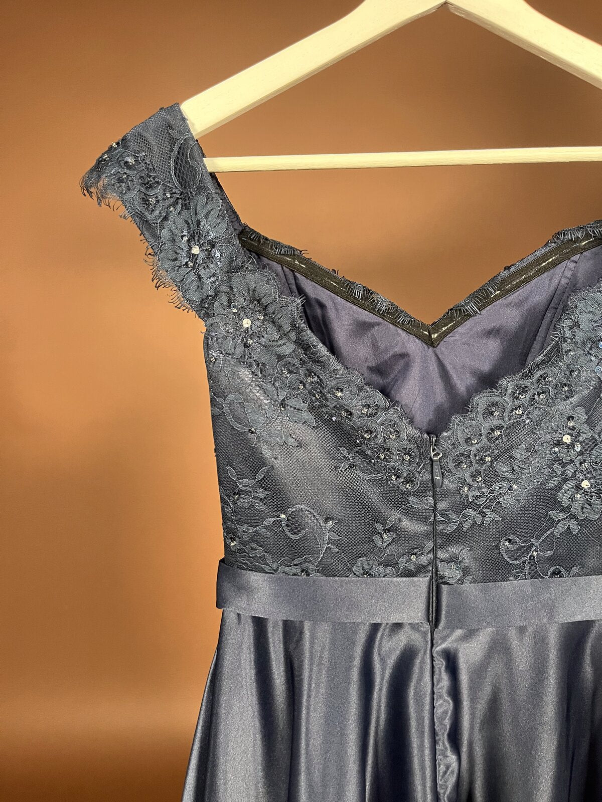 047 Donkerblauwe Cocktailjurk met Kanten Schouders – JJ's House