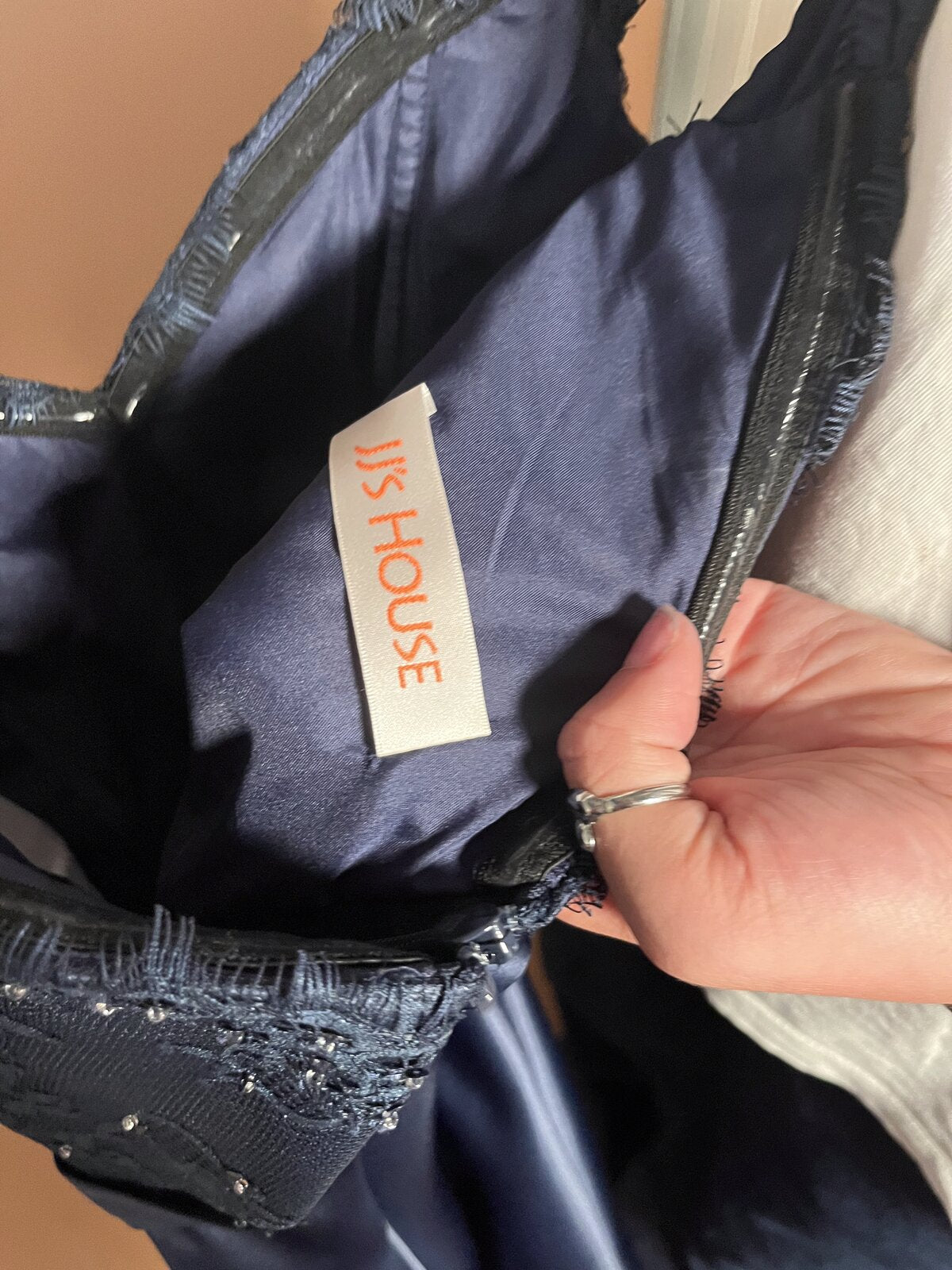 047 Donkerblauwe Cocktailjurk met Kanten Schouders – JJ's House