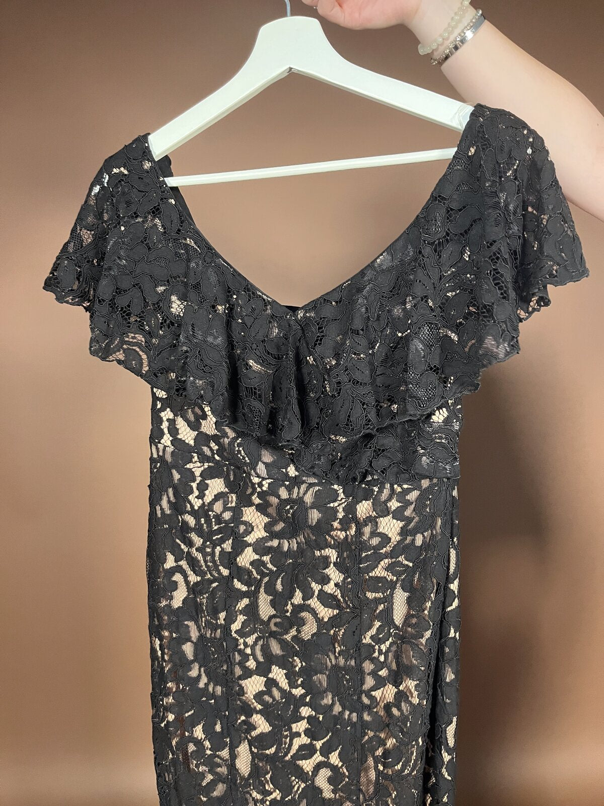 058 Zwarte Kanten Galajurk met Off-Shoulder Mouwtjes – Goddiva London