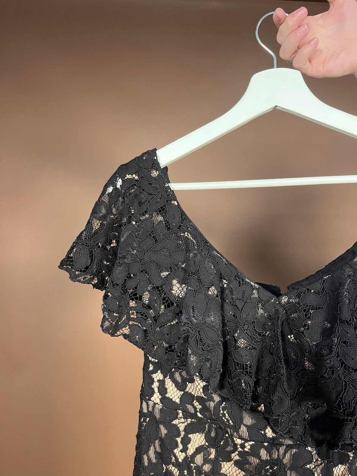 058 Zwarte Kanten Galajurk met Off-Shoulder Mouwtjes – Goddiva London