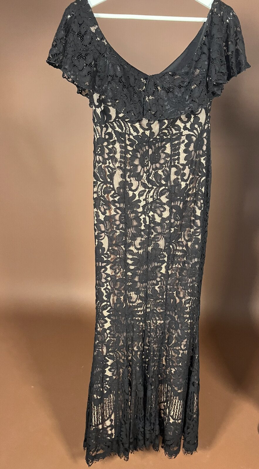 058 Zwarte Kanten Galajurk met Off-Shoulder Mouwtjes – Goddiva London