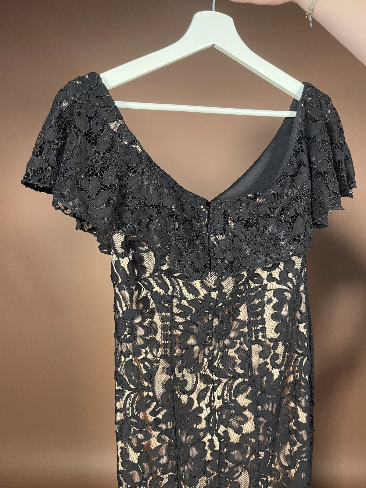 058 Zwarte Kanten Galajurk met Off-Shoulder Mouwtjes – Goddiva London
