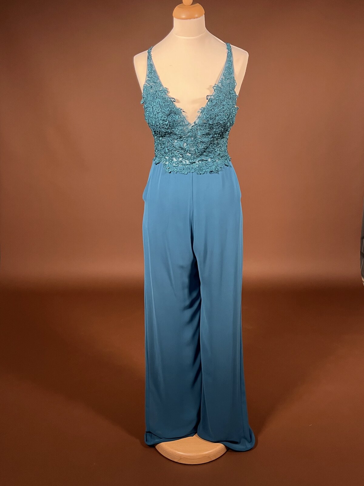 059 Petrolblauwe Jumpsuit met Kralen Kant – Belle Nuit
