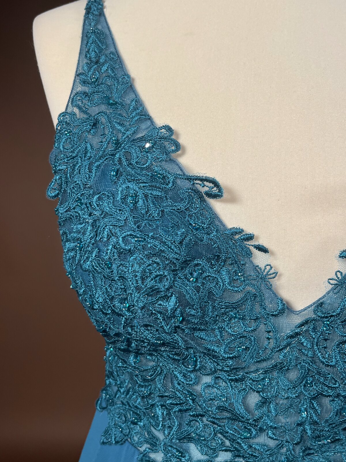 059 Petrolblauwe Jumpsuit met Kralen Kant – Belle Nuit