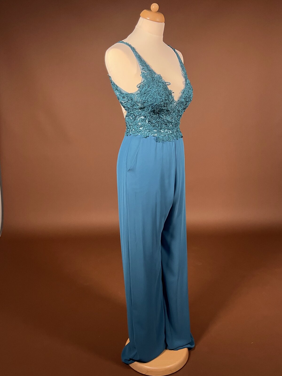 059 Petrolblauwe Jumpsuit met Kralen Kant – Belle Nuit