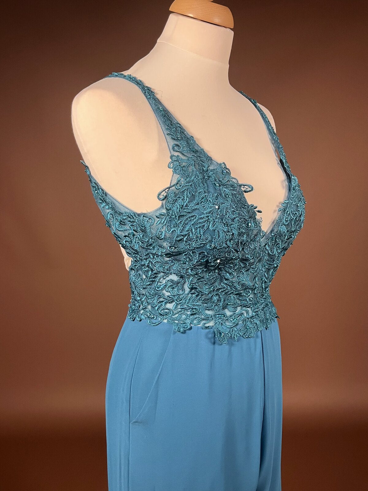 059 Petrolblauwe Jumpsuit met Kralen Kant – Belle Nuit
