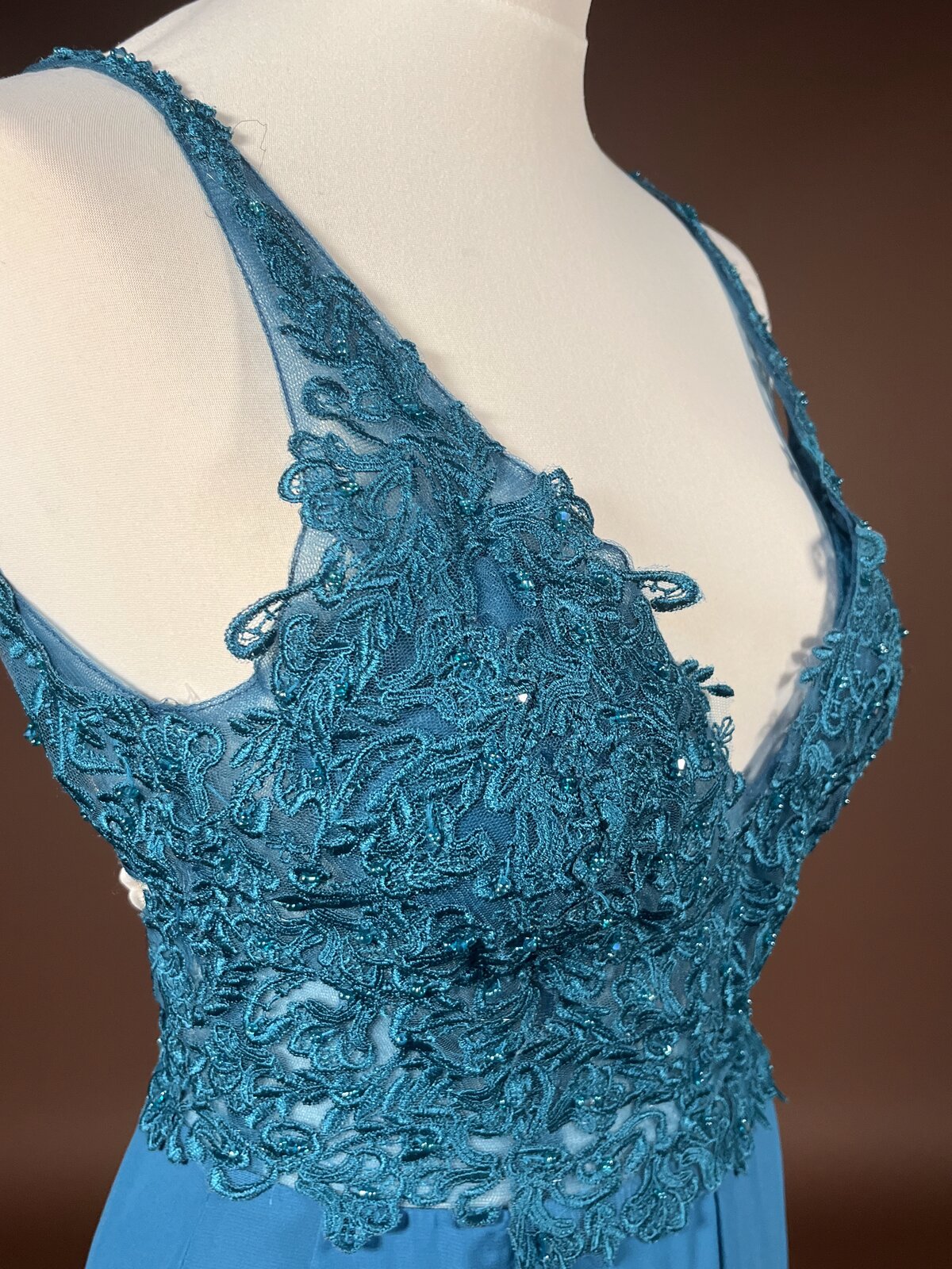 059 Petrolblauwe Jumpsuit met Kralen Kant – Belle Nuit