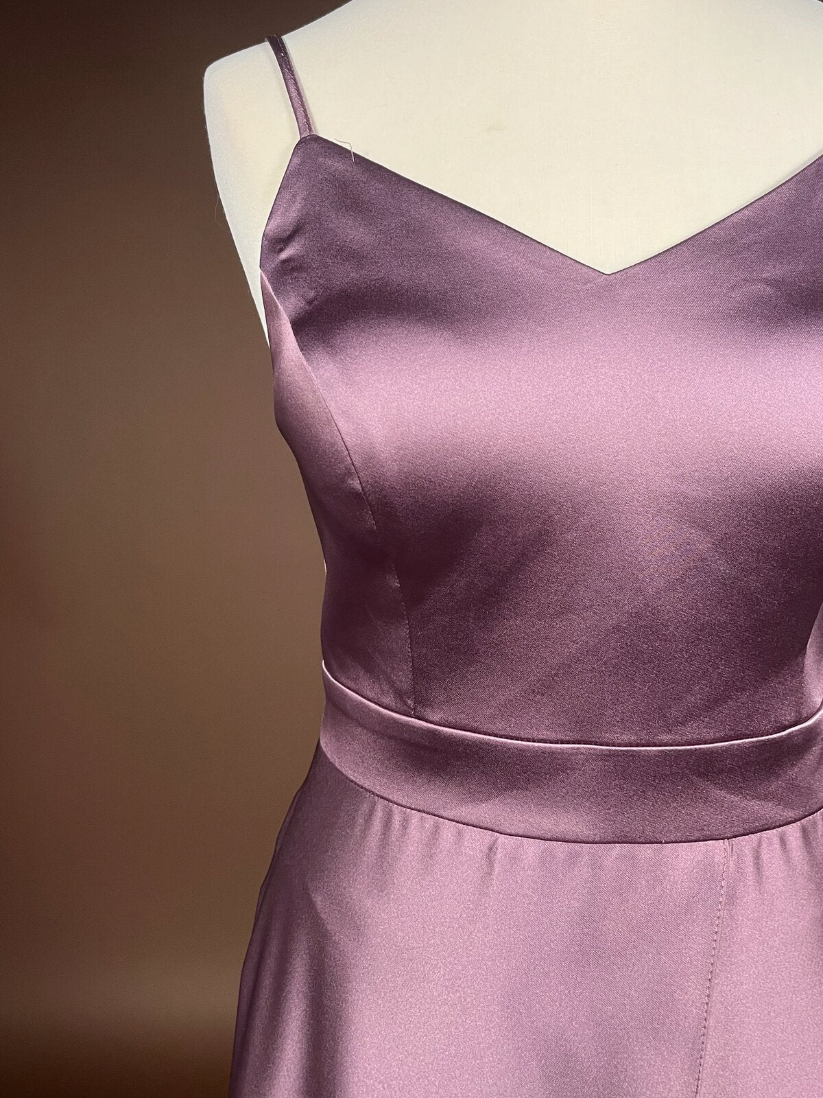 061 Mauve Satijnen Galajurk met Veterrug – Hvit Vera