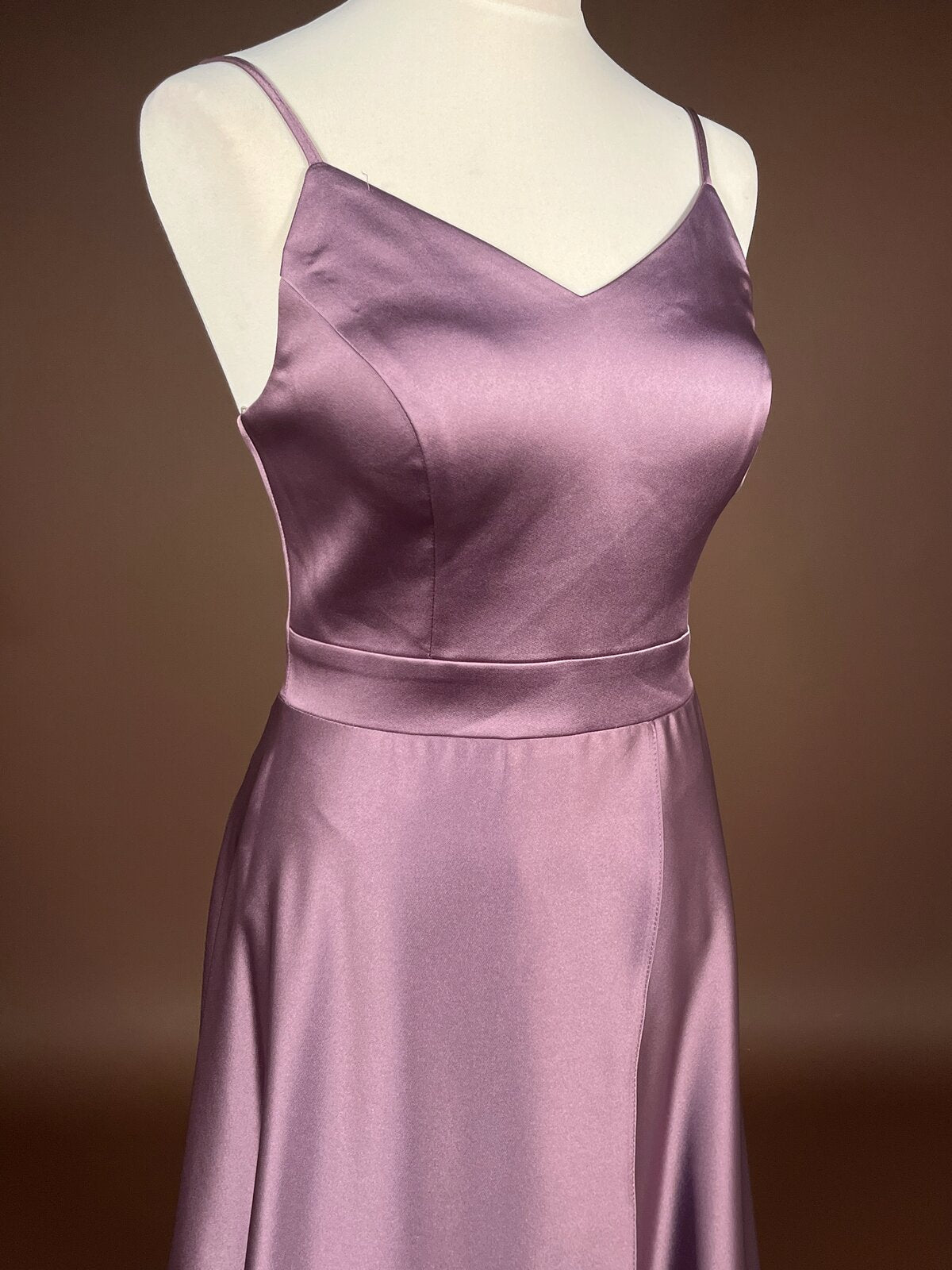 061 Mauve Satijnen Galajurk met Veterrug – Hvit Vera