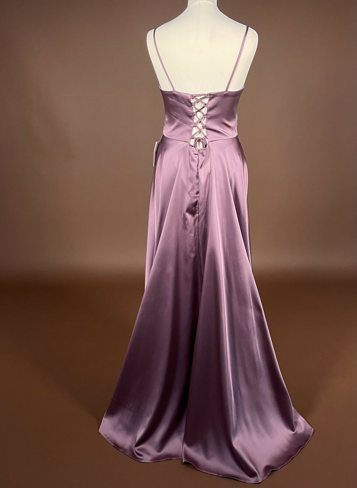 061 Mauve Satijnen Galajurk met Veterrug – Hvit Vera