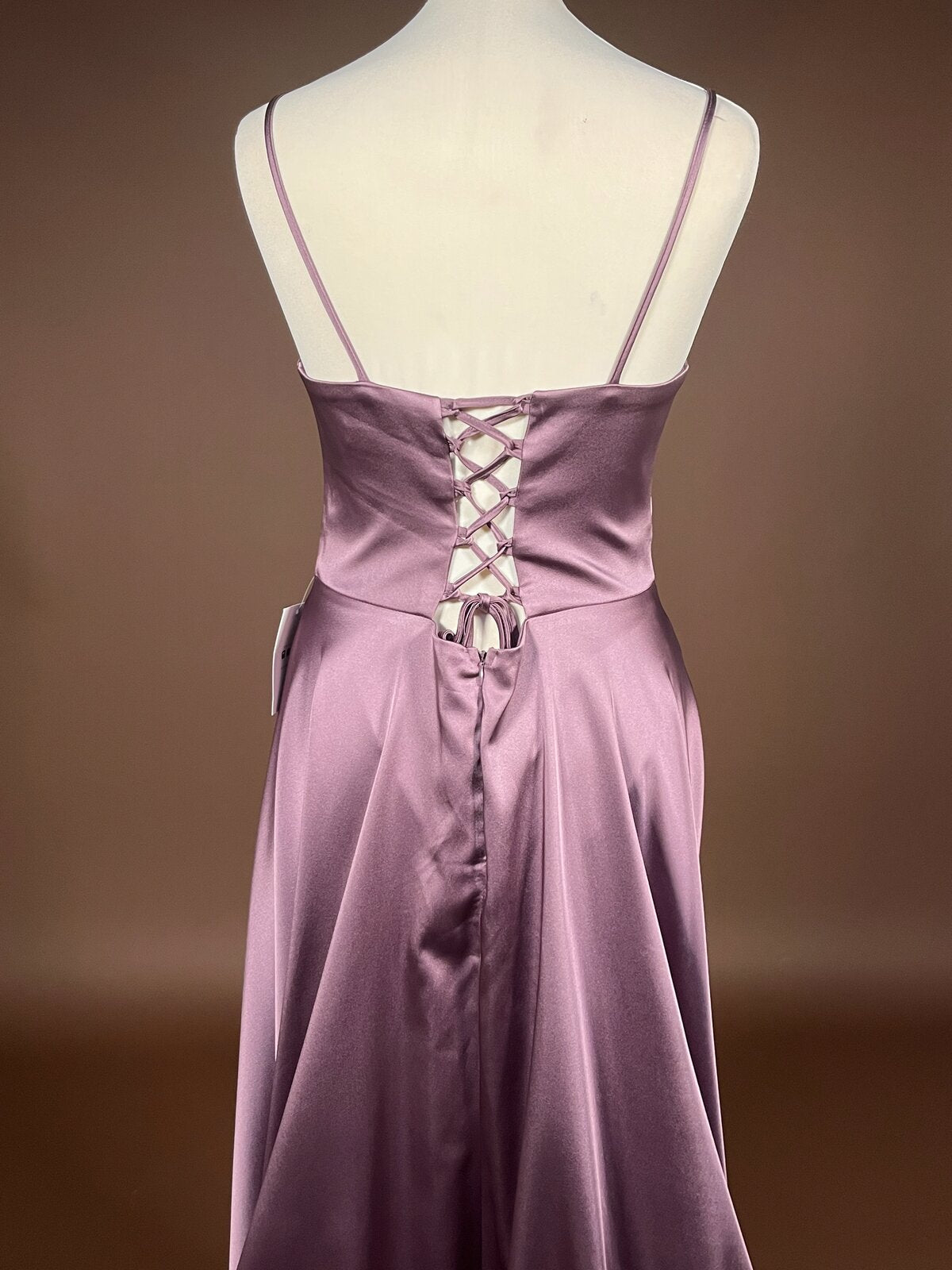 061 Mauve Satijnen Galajurk met Veterrug – Hvit Vera