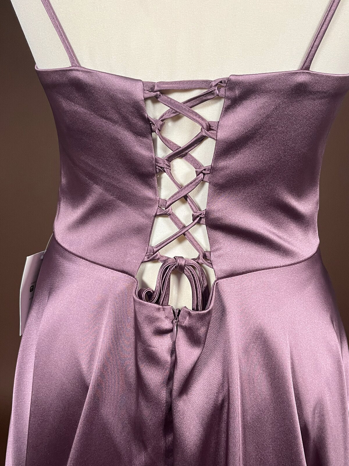 061 Mauve Satijnen Galajurk met Veterrug – Hvit Vera