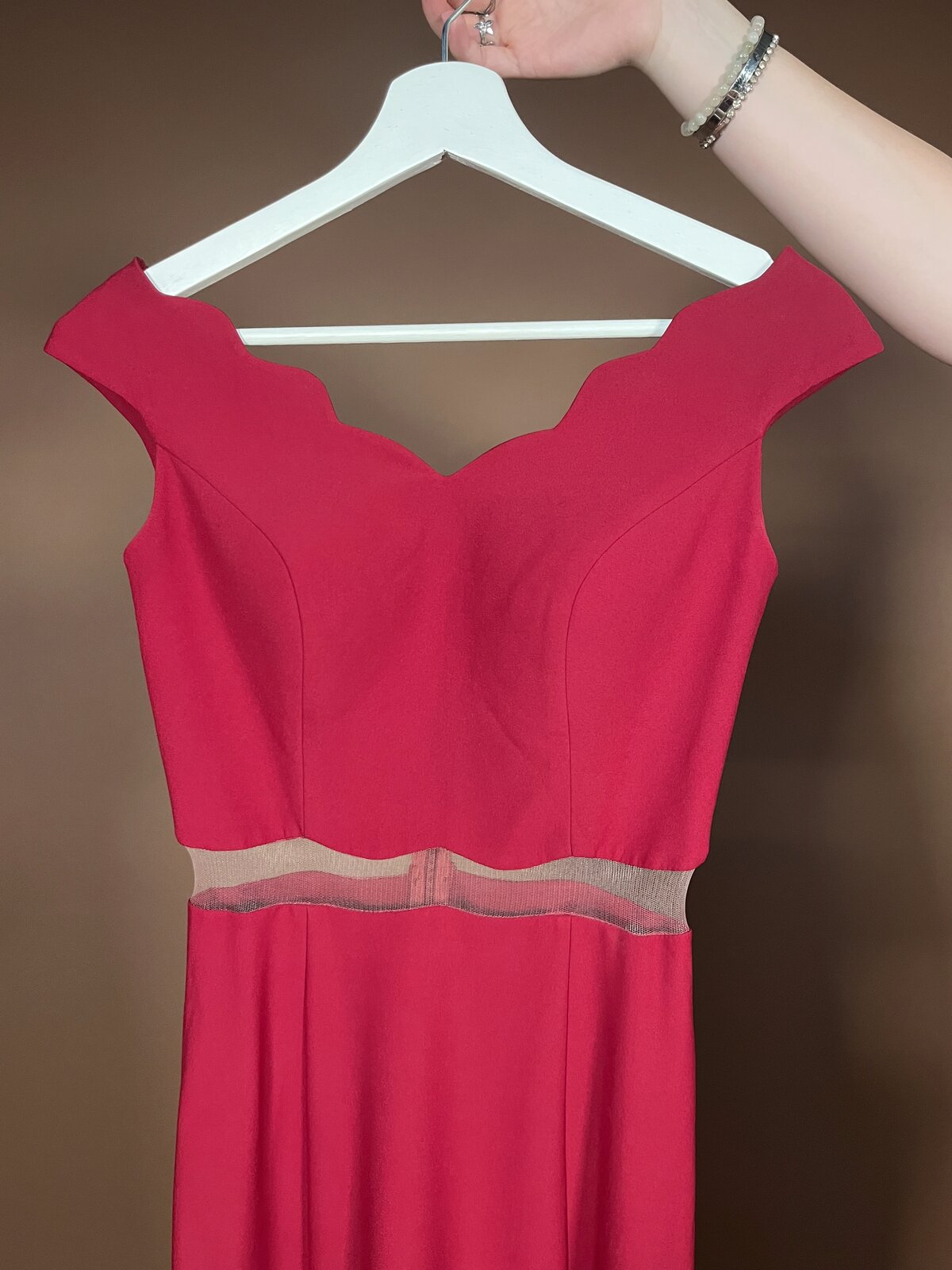065 Framboosrode Jurk met Gegolfde Off-Shoulder Hals – Altanight