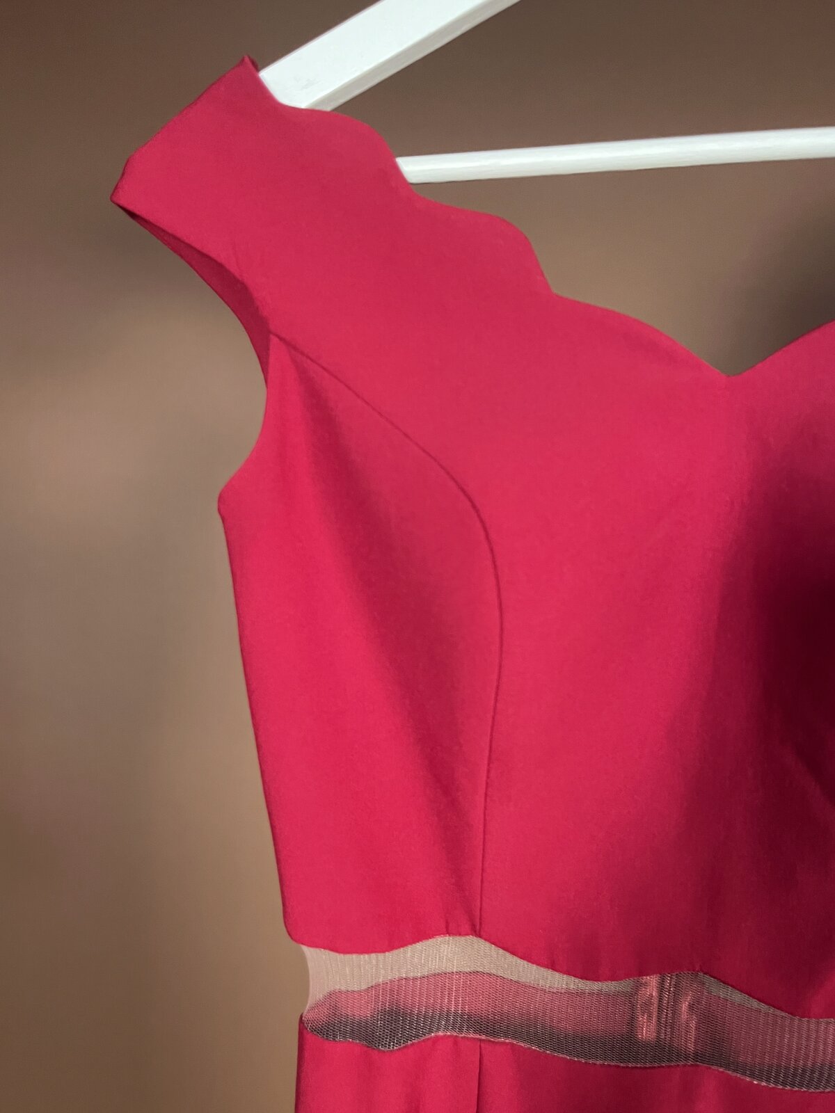 065 Framboosrode Jurk met Gegolfde Off-Shoulder Hals – Altanight